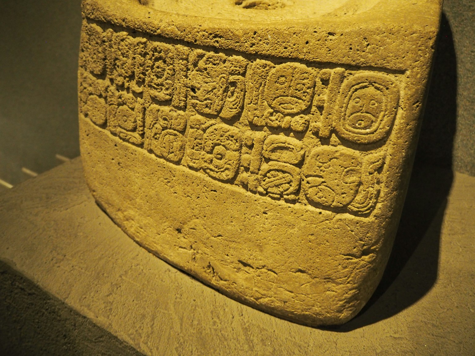 Alter Steintafel mit eingravierten Hieroglyphen und Symbolen