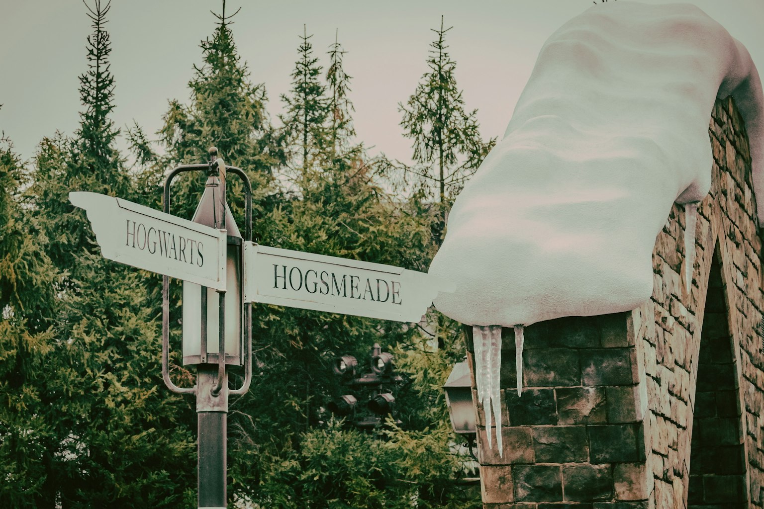 Ein verschneites Wegweiser, das die Richtung nach Hogsmeade zeigt