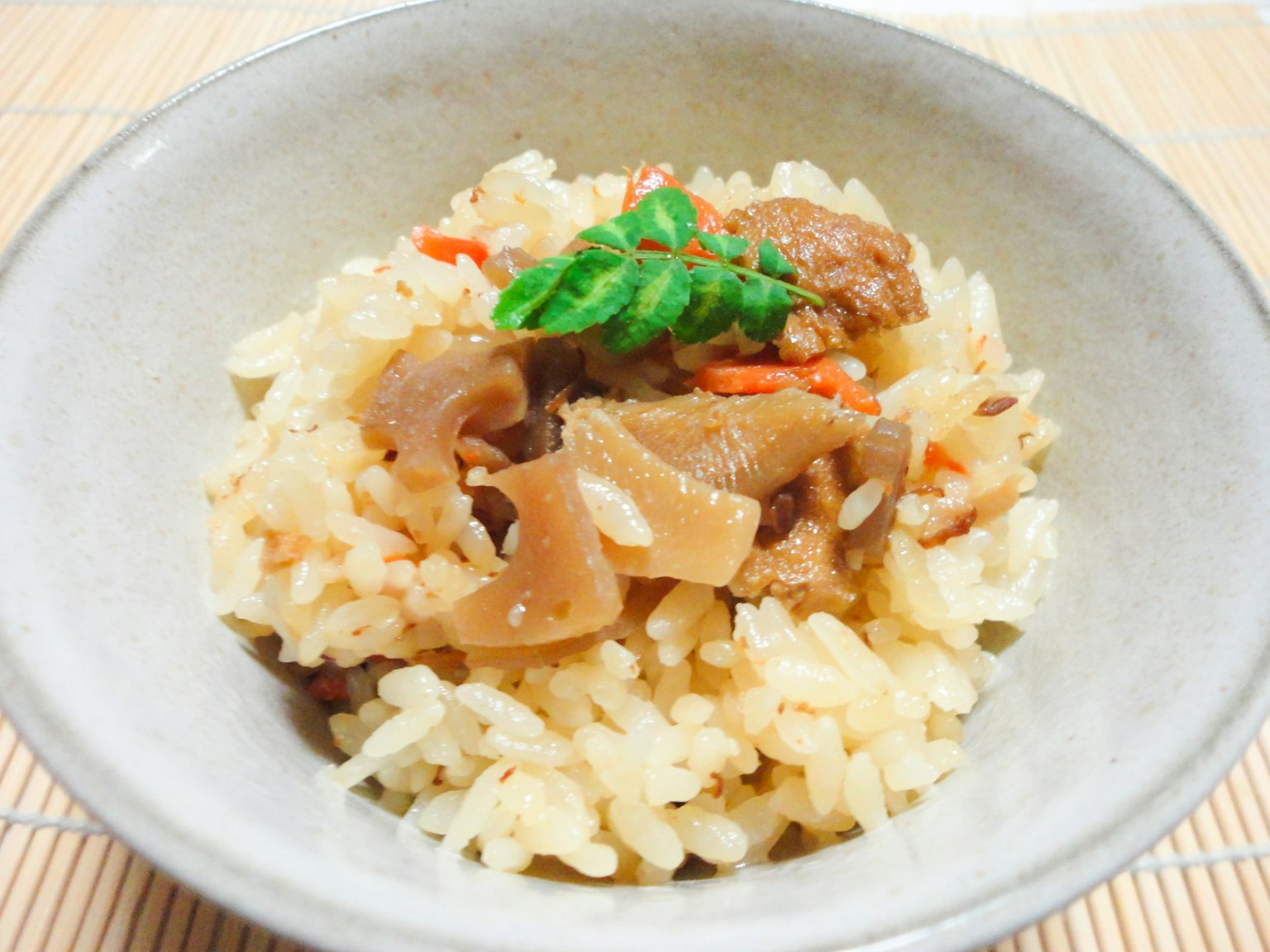 Japanisches Gericht mit Reis, belegt mit Fleisch und Gemüse
