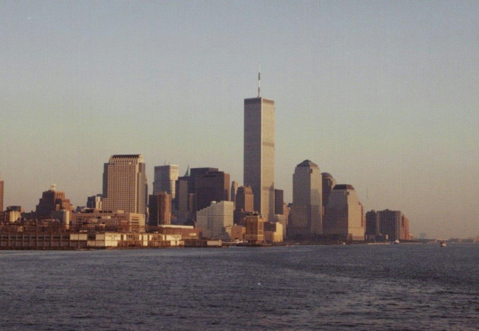 Skyline di New York al crepuscolo con il One World Trade Center