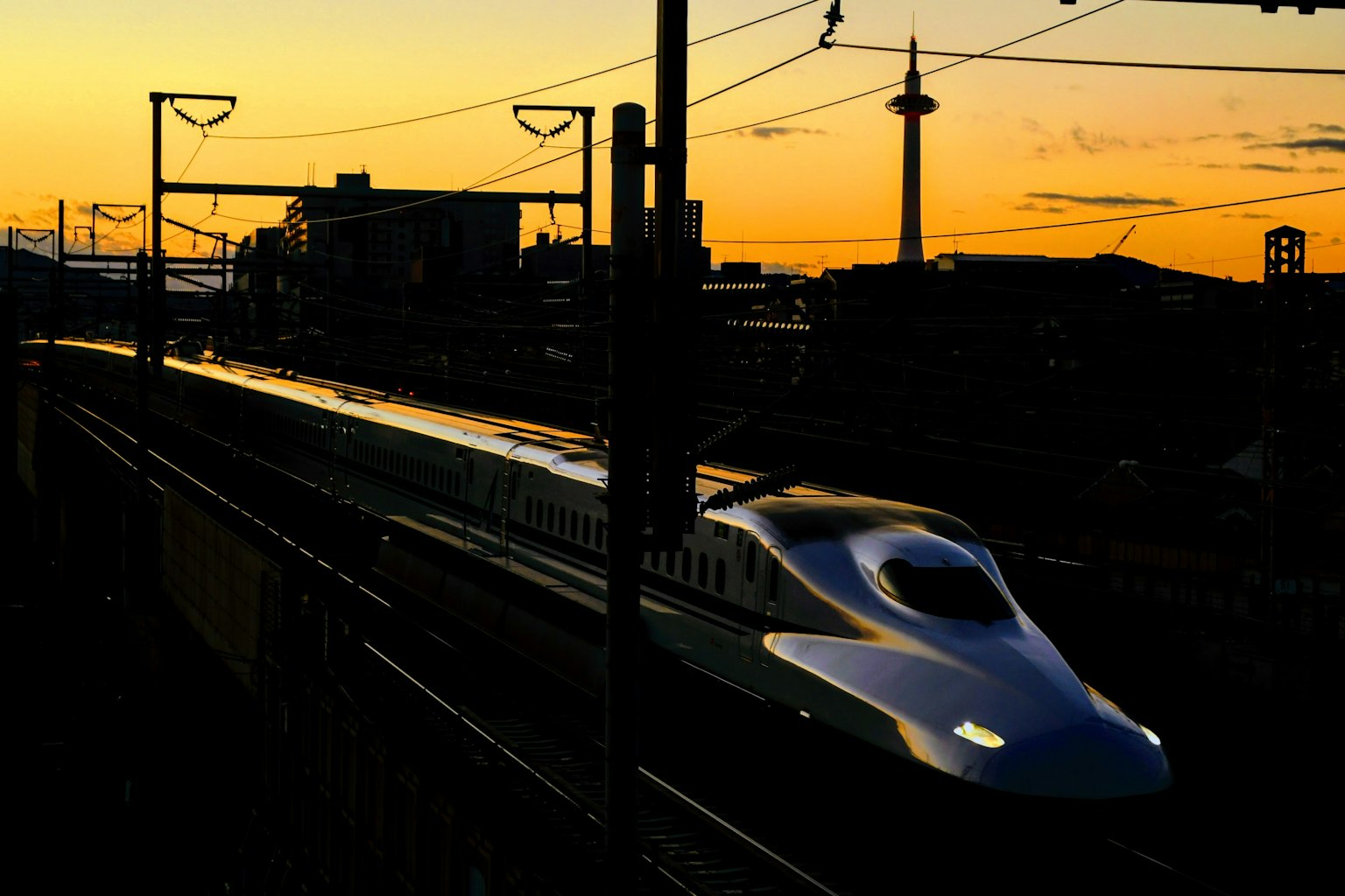 Train Shinkansen illuminé par le coucher de soleil à la gare