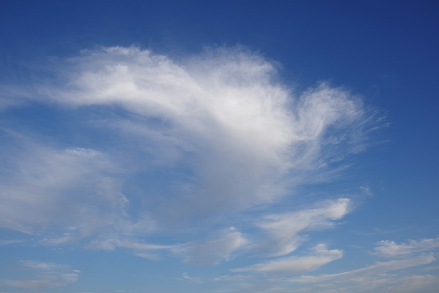 Forme unique de nuages blancs flottant dans un ciel bleu