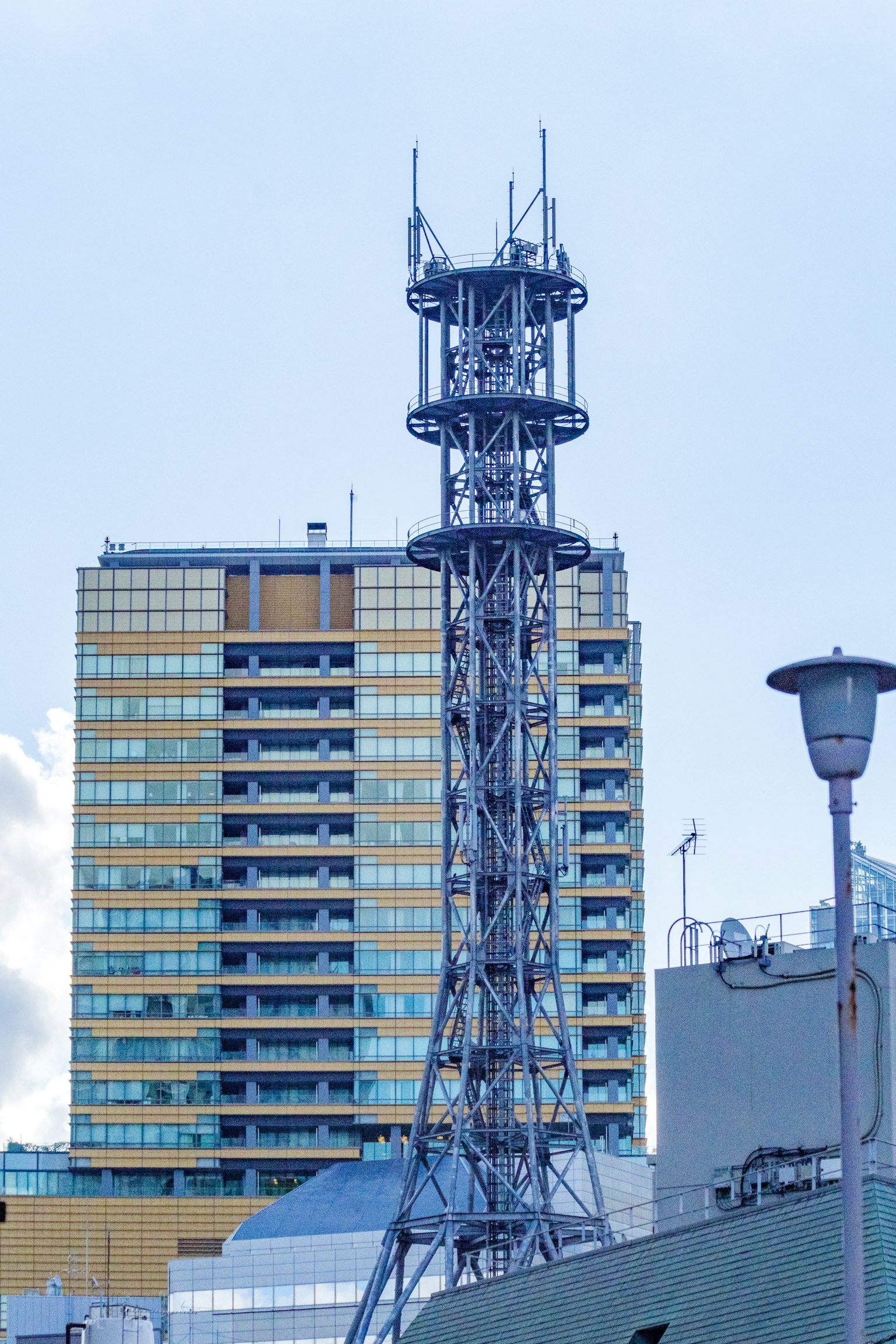 Gambar menara komunikasi di belakang gedung tinggi