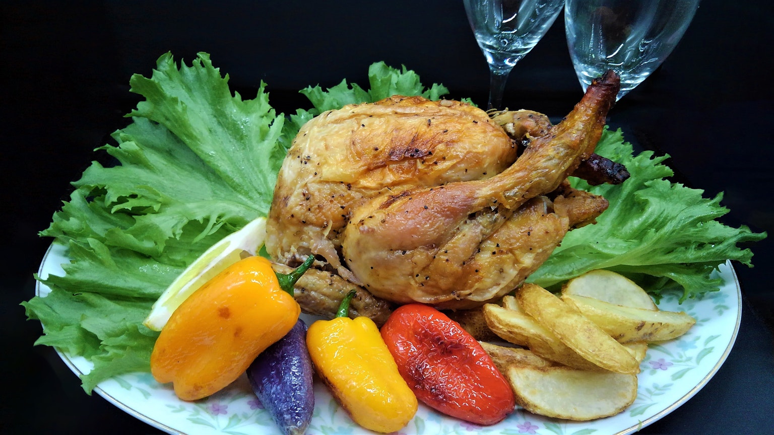 Brathähnchen serviert mit buntem Gemüse und Salat