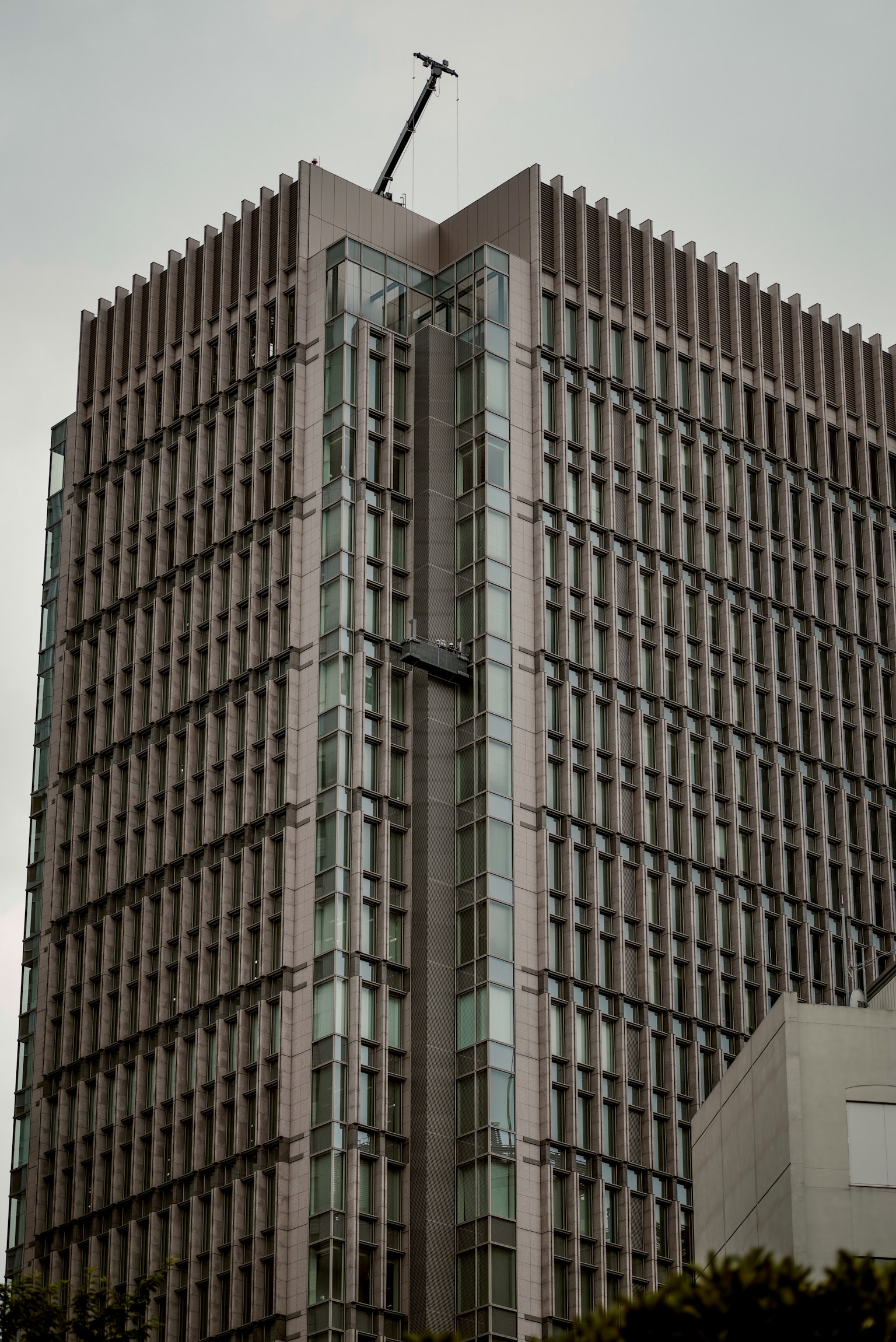 現代建築外觀頂部有起重機