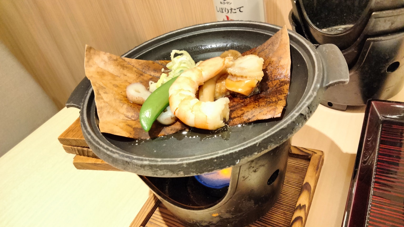 จานย่างที่มีกุ้งและผักเสิร์ฟบนจานร้อน