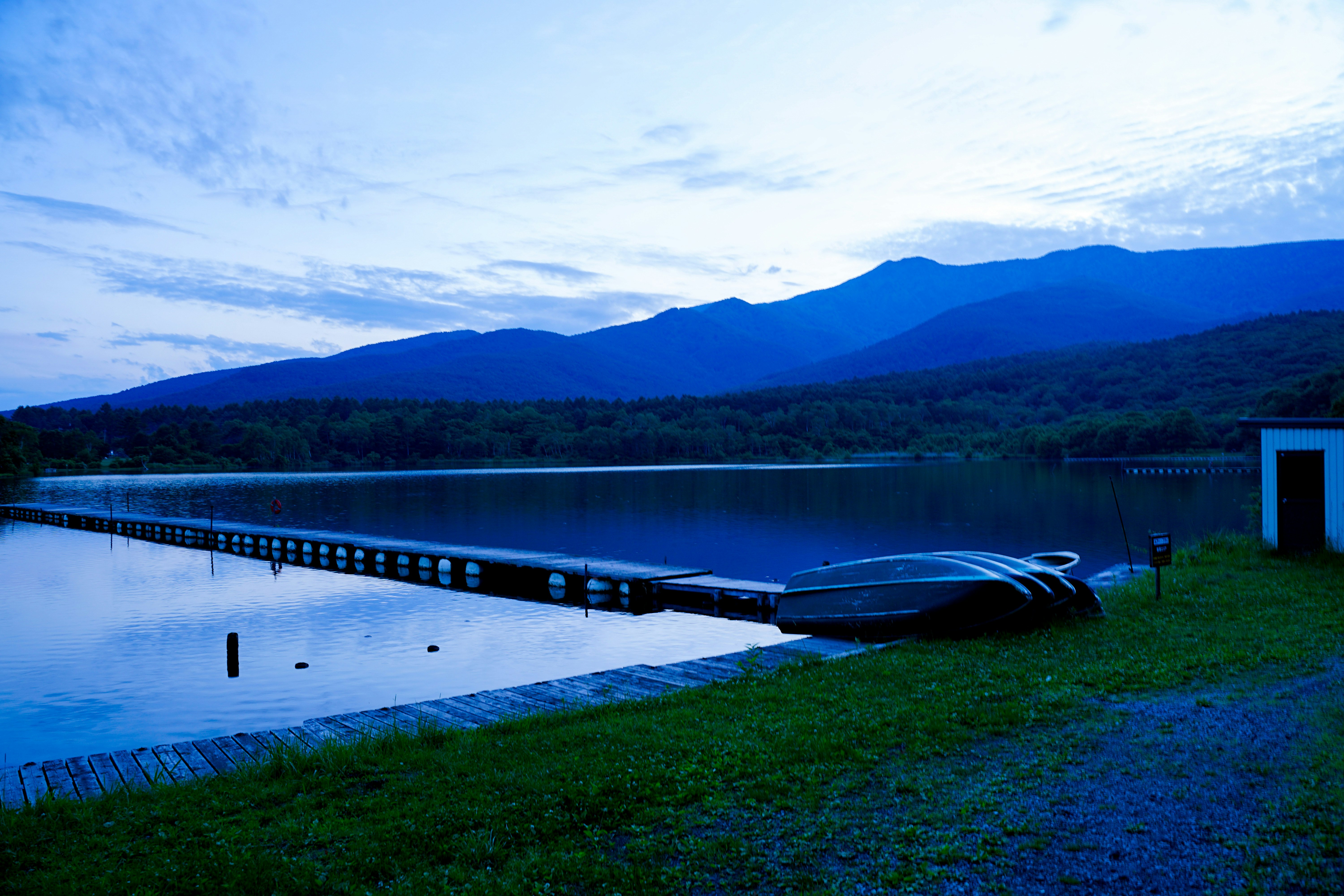 群馬県嬬恋村のバラキ湖にかかる橋と湖面の夕景