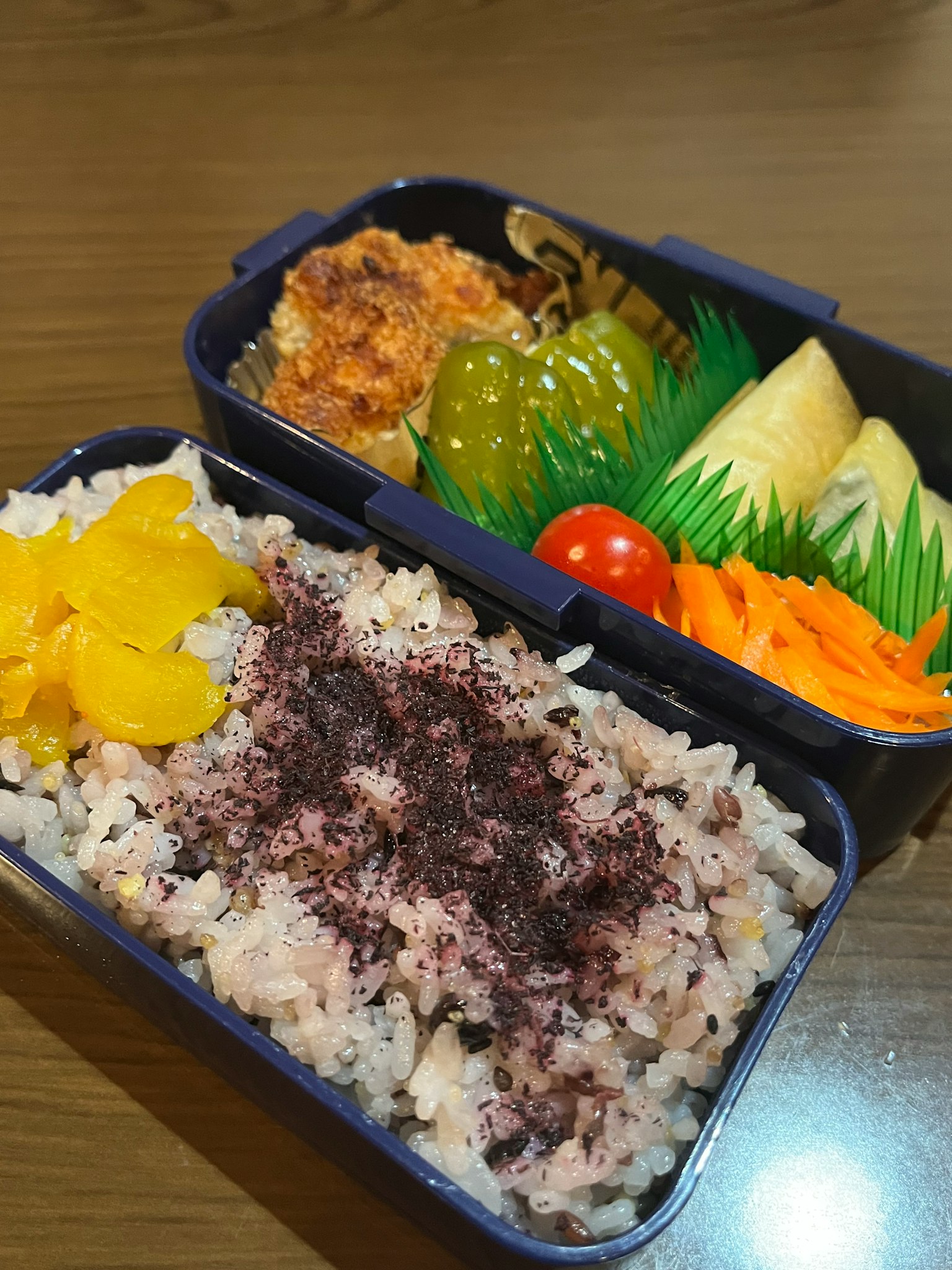 Bento coloré rempli de riz et de légumes