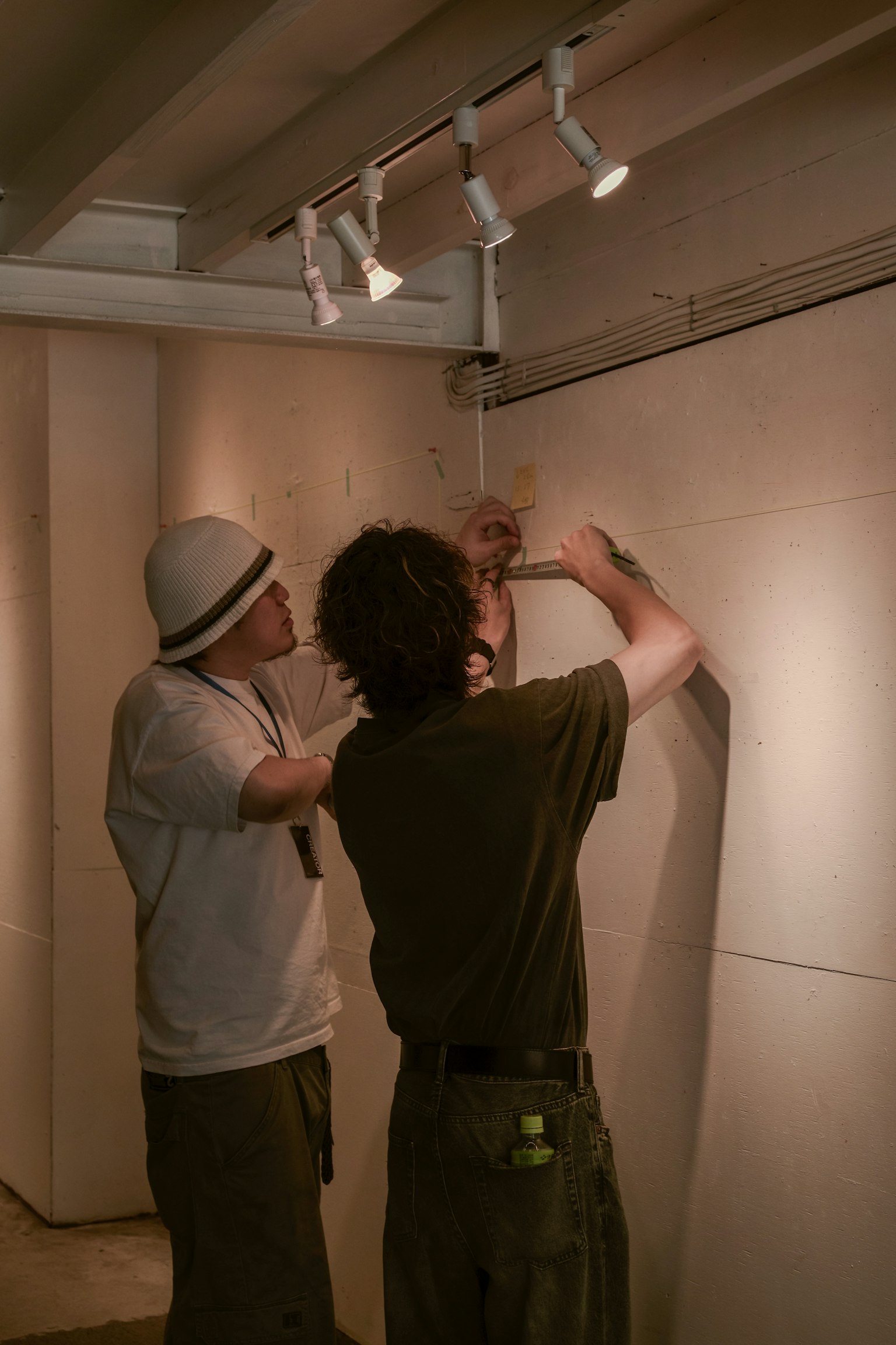 Due lavoratori che installano qualcosa su un muro
