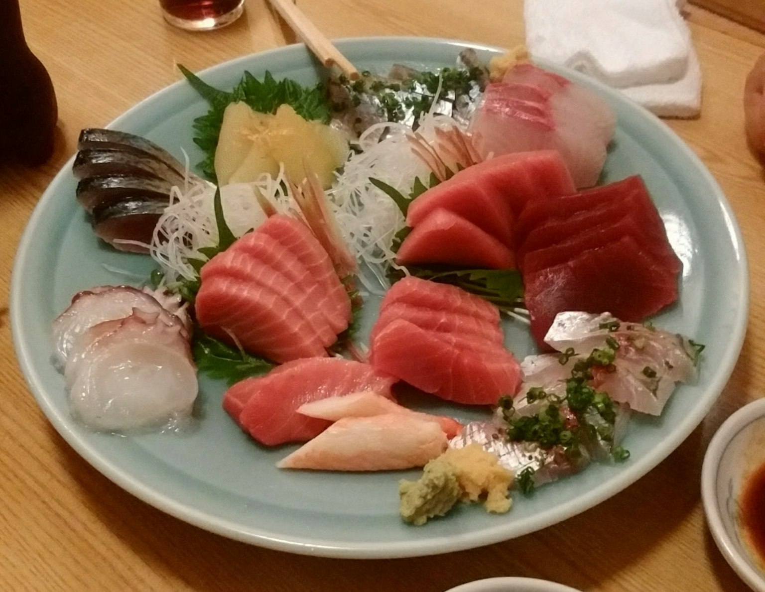 Một đĩa sashimi đẹp với cá tươi màu sắc rực rỡ và cách trình bày hấp dẫn