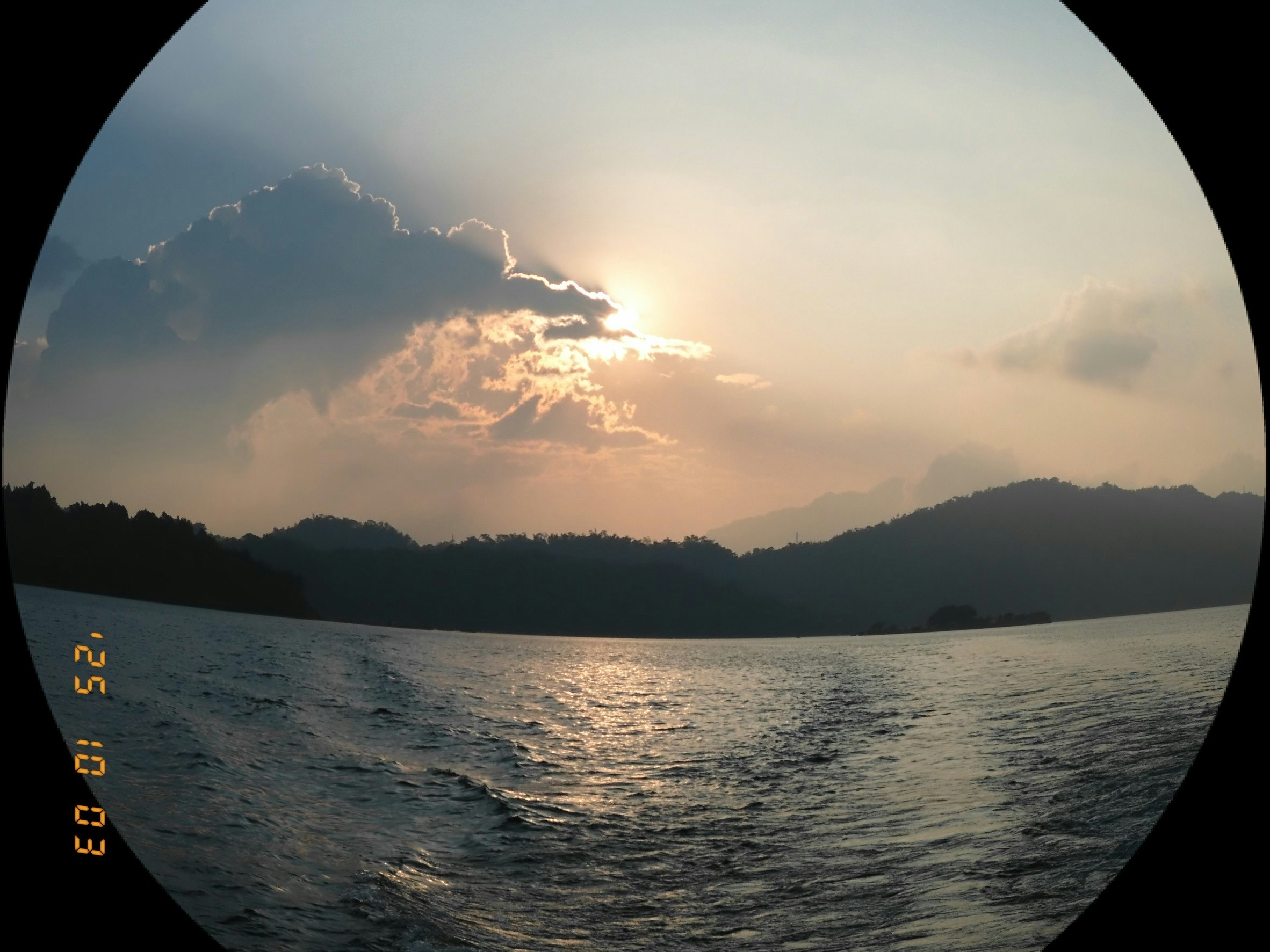 夕暮れの湖面に沈む山並み