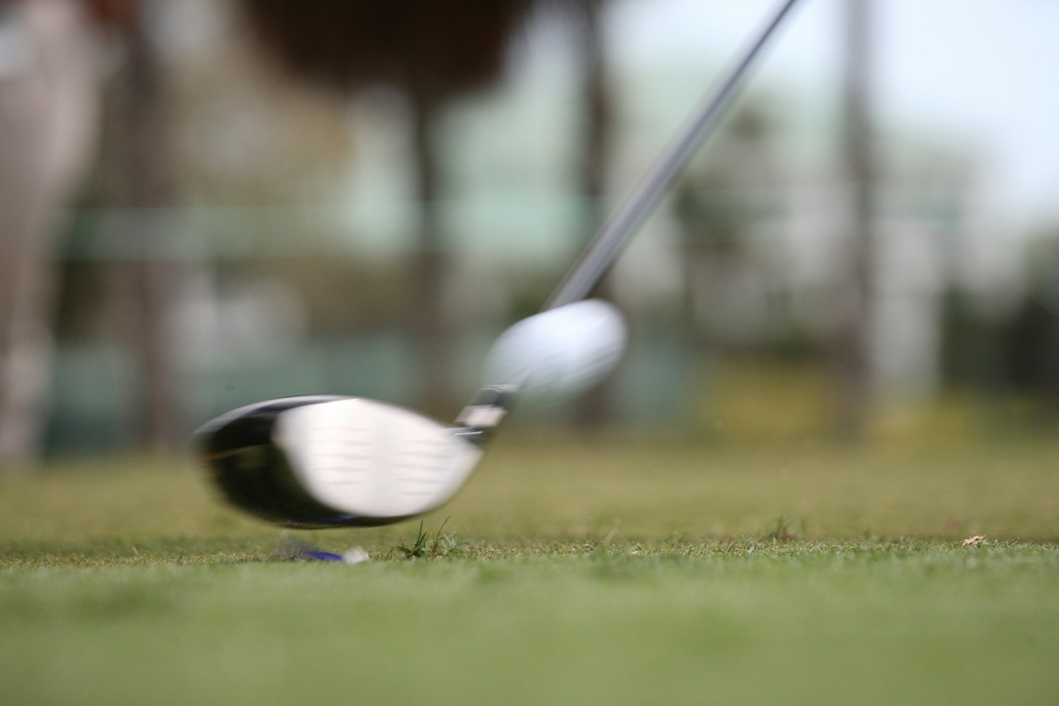 Primo piano di un bastone da golf che colpisce una palla sul green