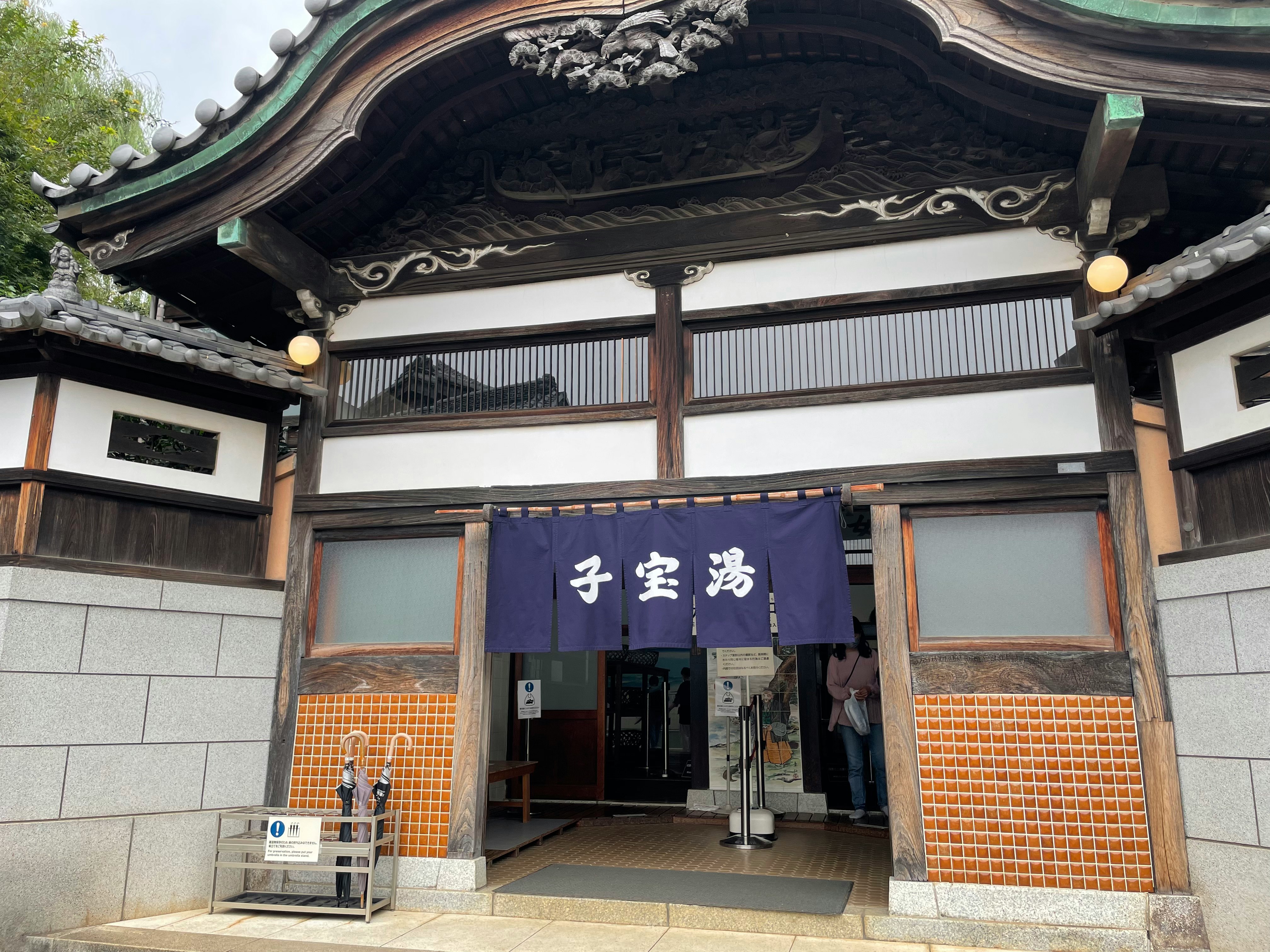 掛著暖簾的公共浴場入口