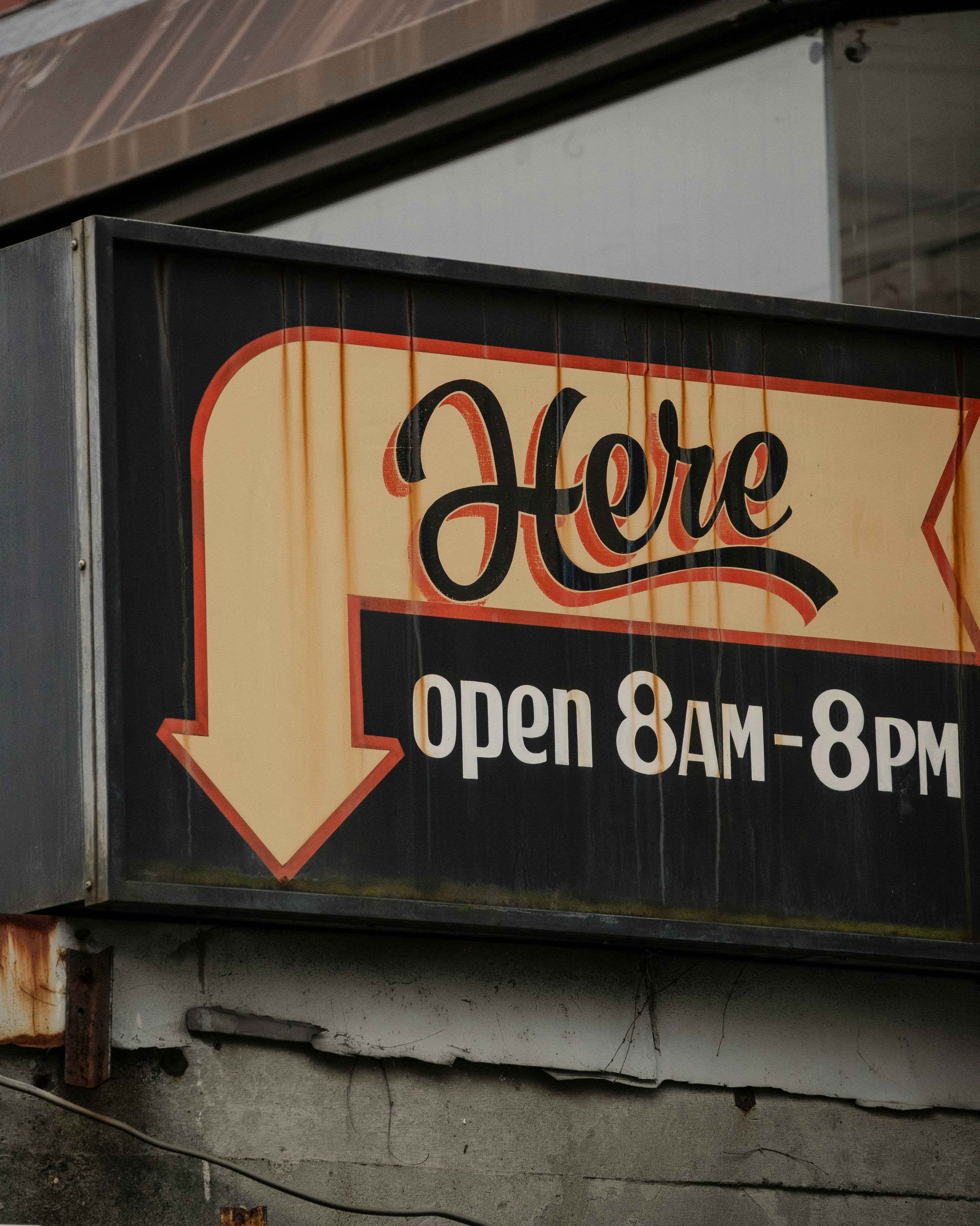 帶「Here」招牌與營業時間的店面牆面