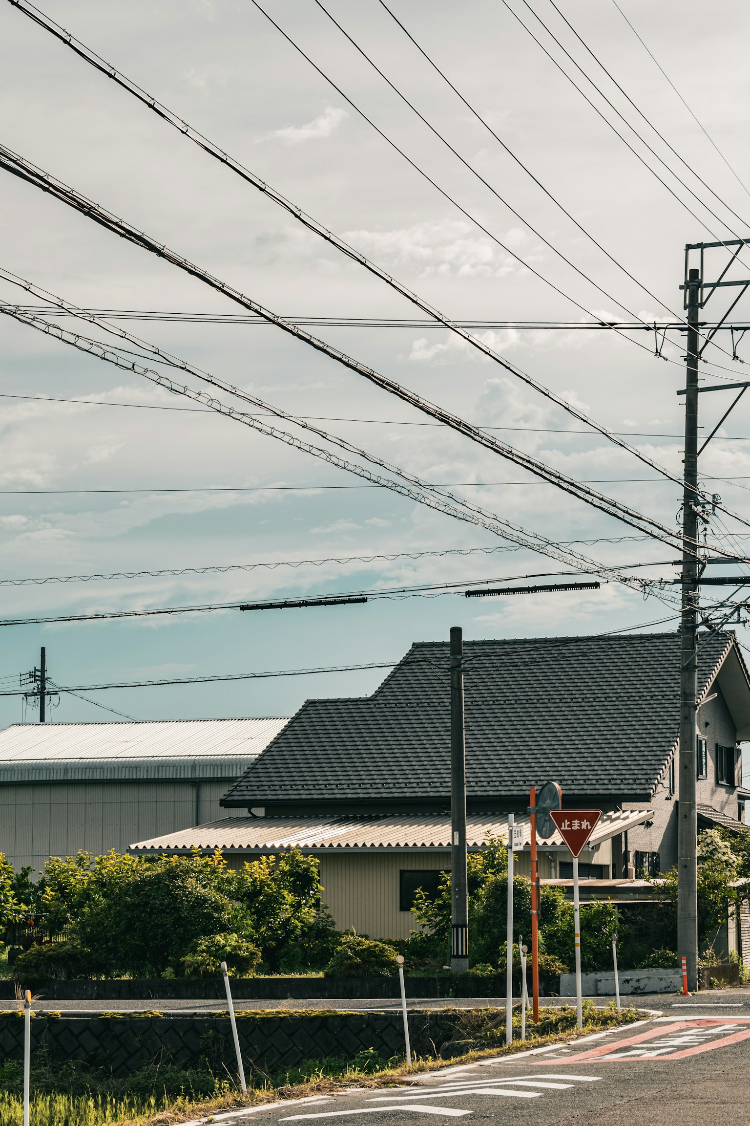 Un'area residenziale con linee elettriche sotto un cielo sereno
