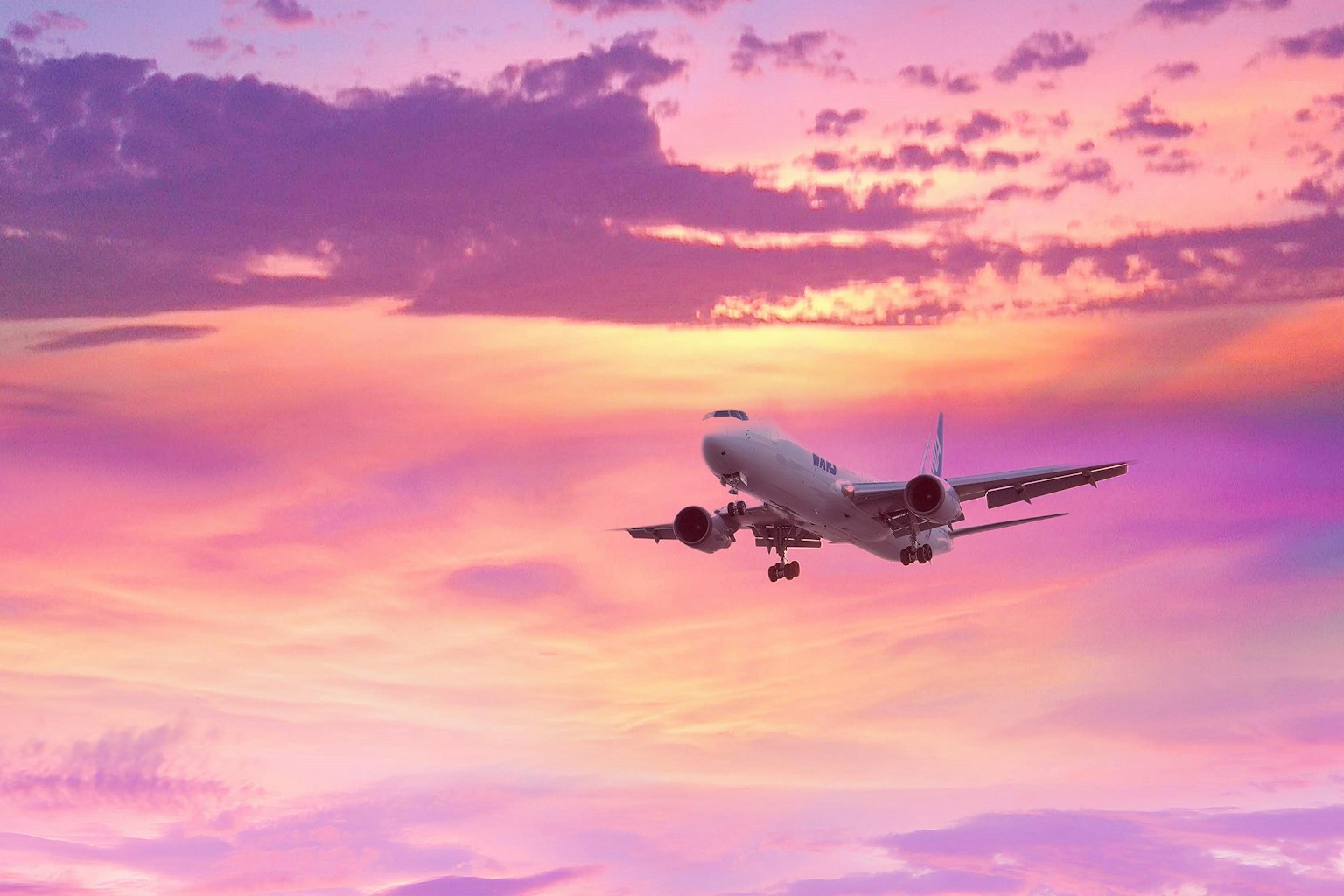 Un aereo che vola contro un bellissimo cielo al tramonto
