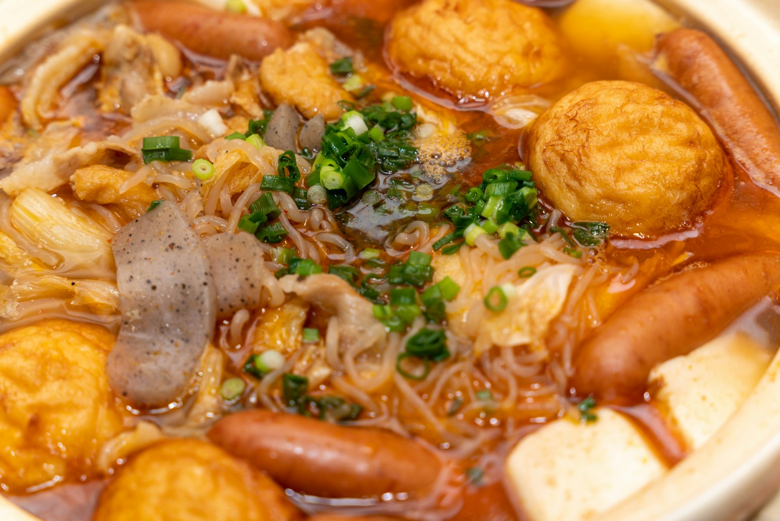 Semangkuk sup lezat yang diisi dengan berbagai bahan