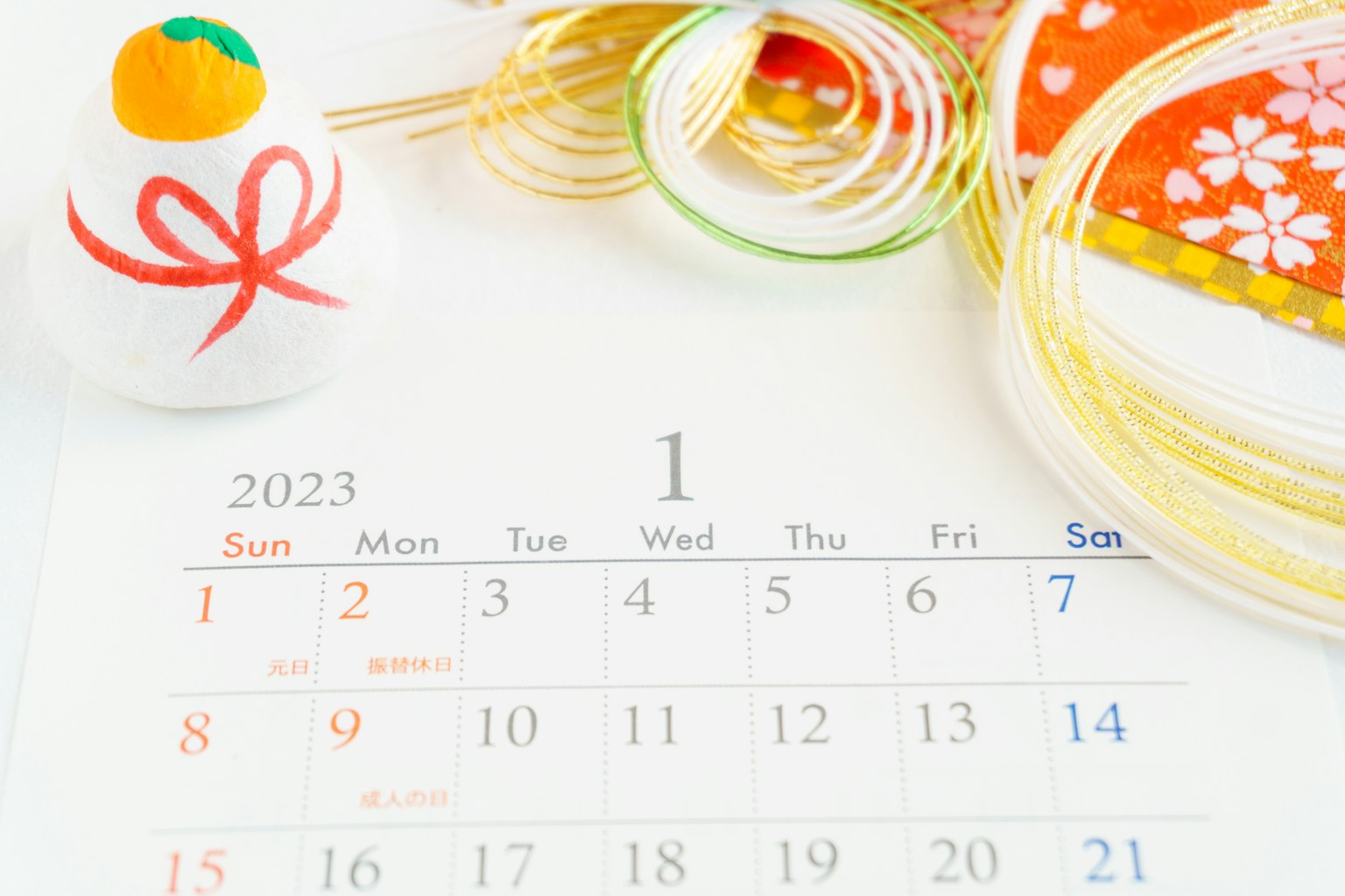 Calendrier de janvier 2023 avec des décorations traditionnelles