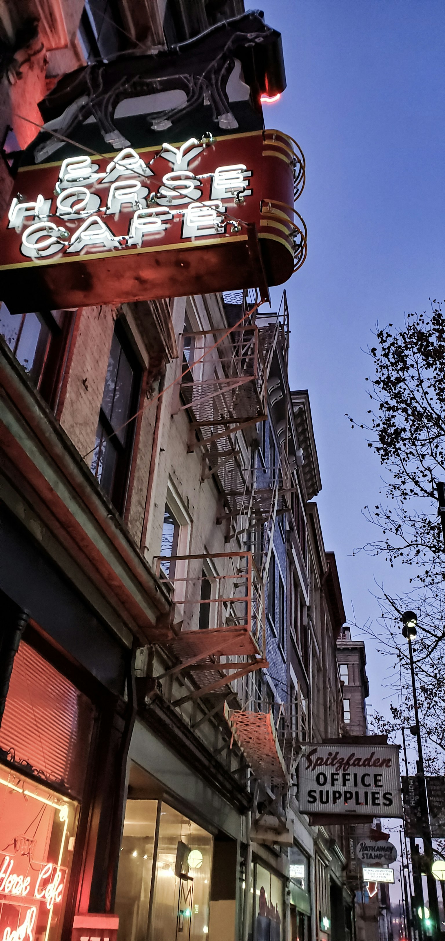 Rotes Schild eines Cafés mit historischer Gebäudearchitektur