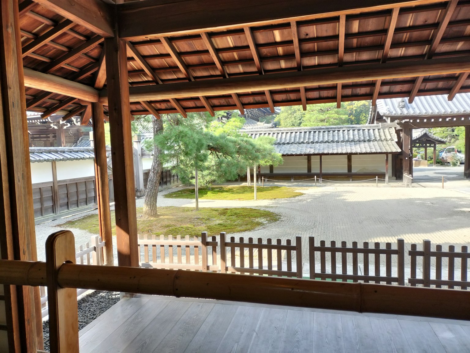 从木结构看向宁静的日本花园