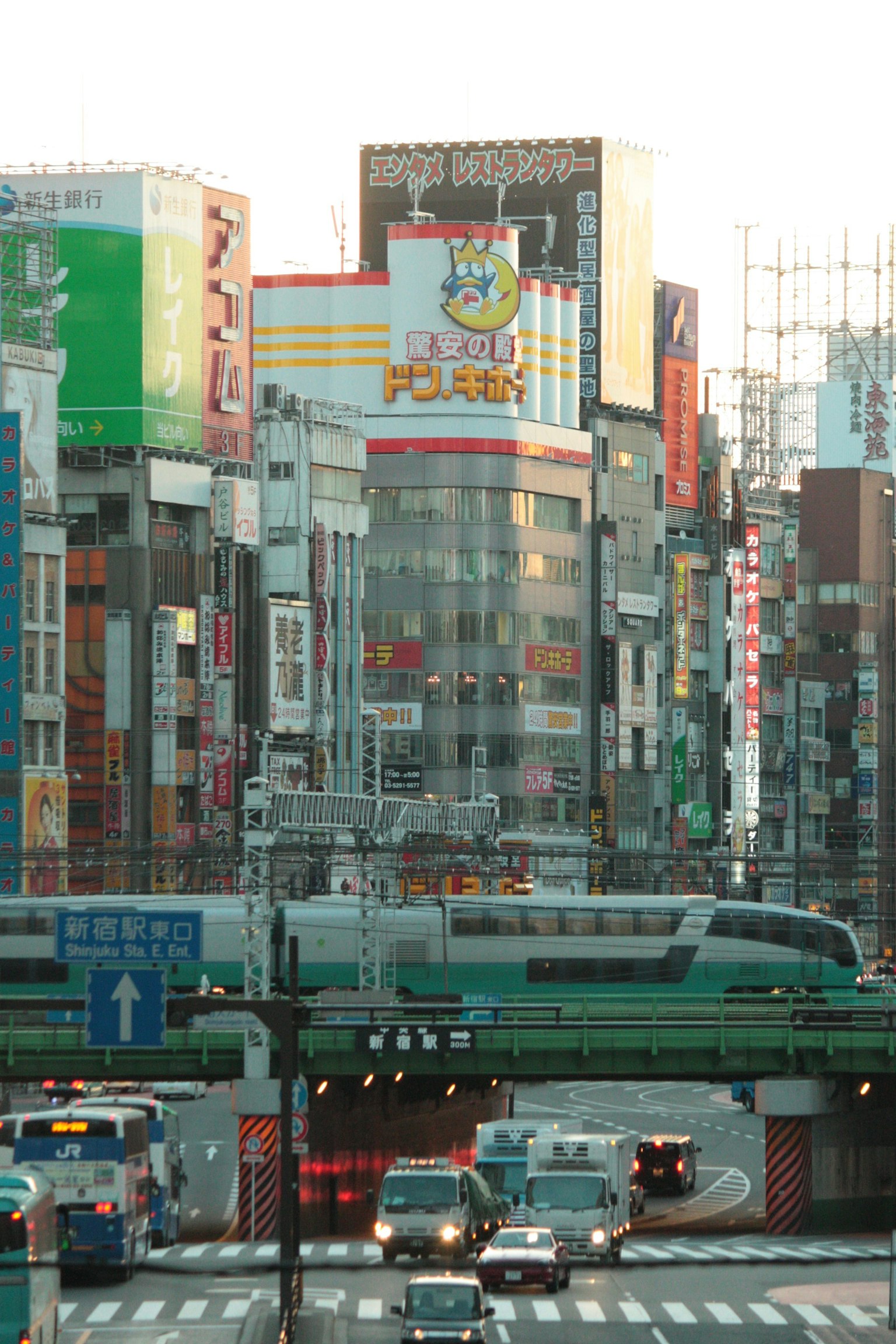 Paysage urbain avec un train à grande vitesse parmi des gratte-ciel