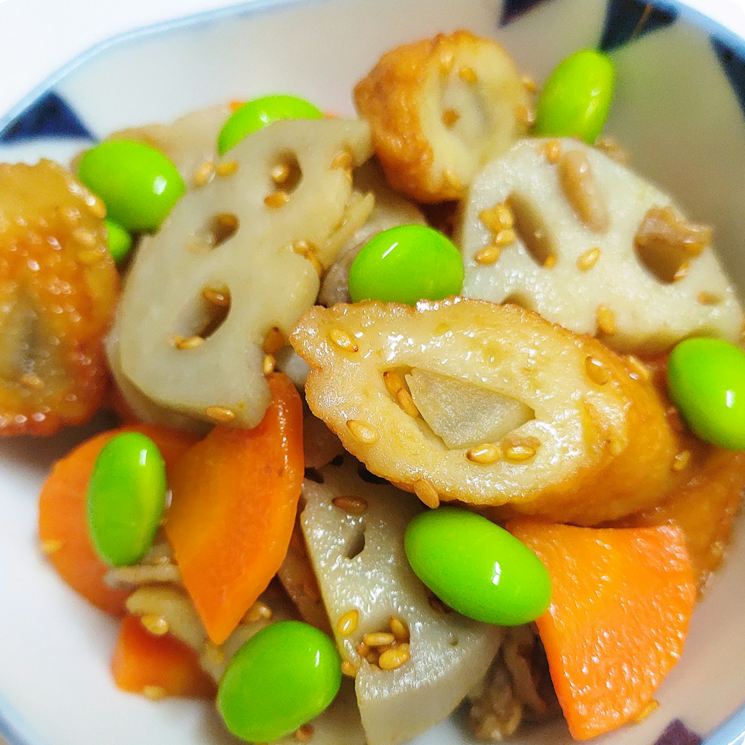 Insalata giapponese colorata con vari ortaggi e semi di sesamo