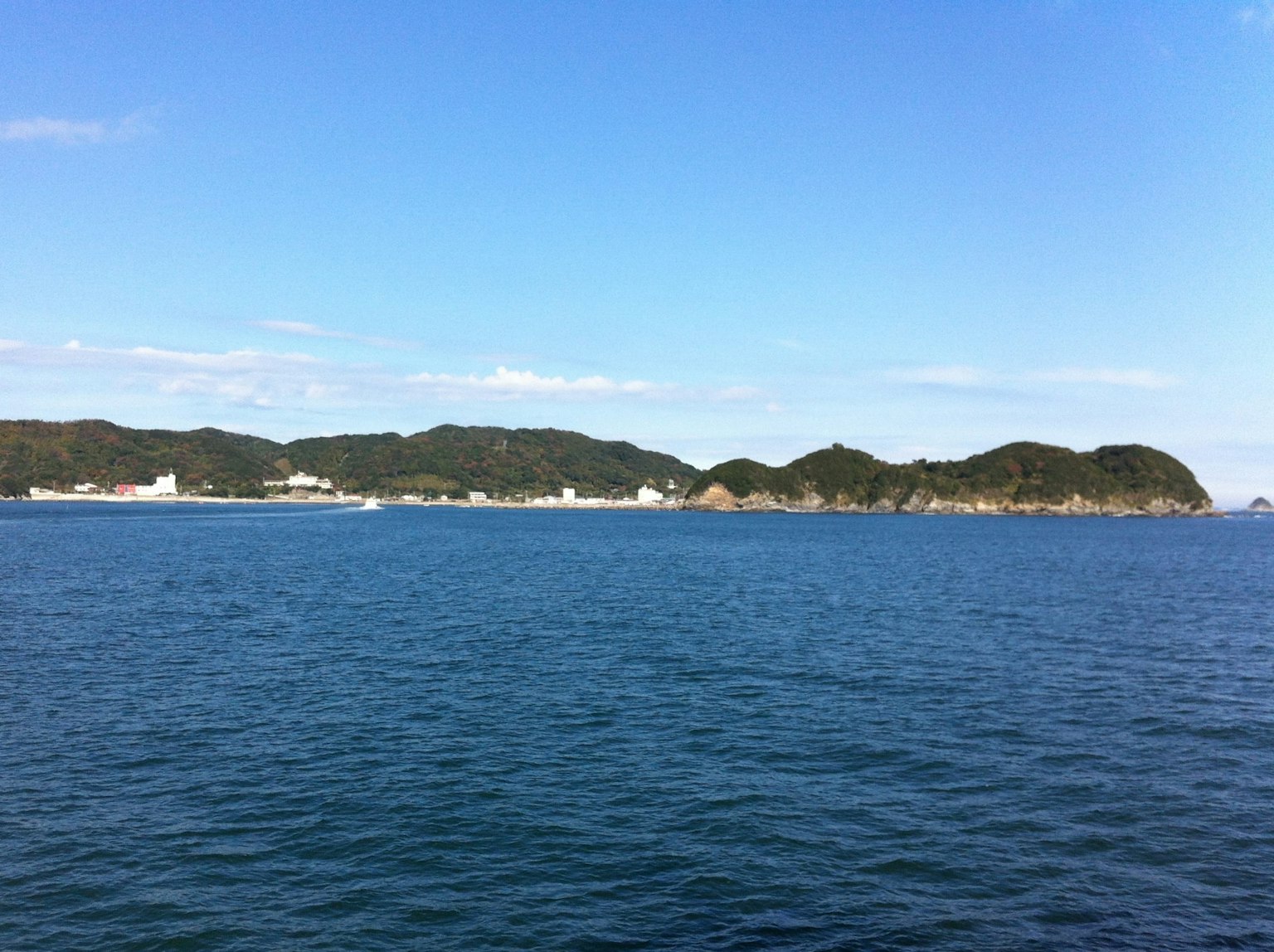 Vista panoramica del mare blu e delle colline verdi