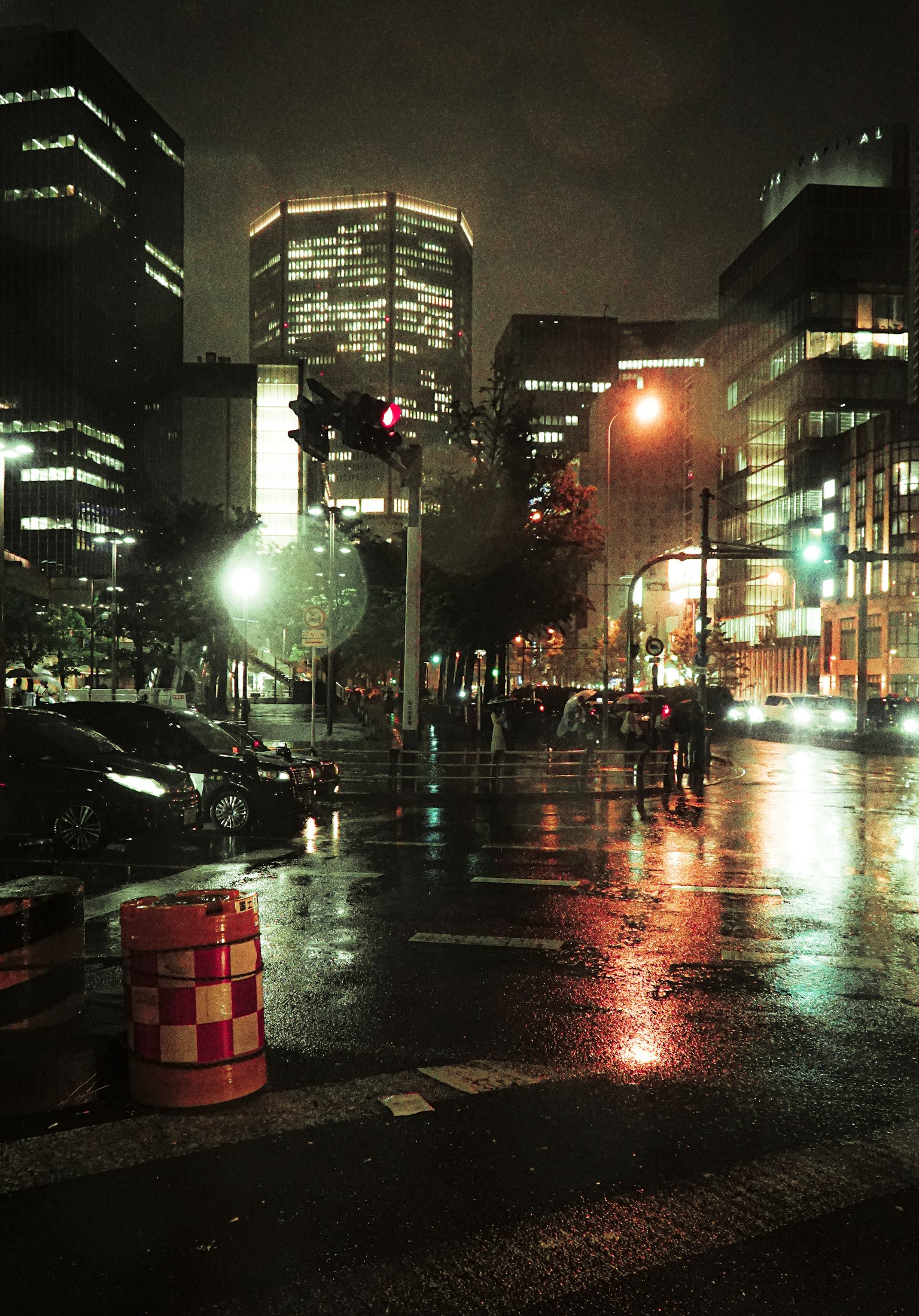 夜の都市の風景でビルが輝き雨に濡れた道路が反射する