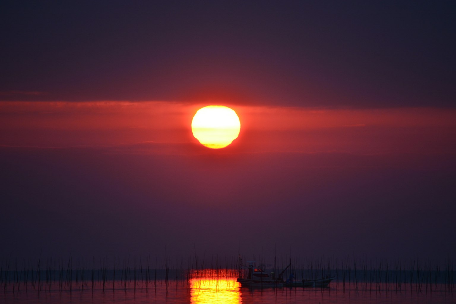 美麗的日落場景，橙色的太陽在海面上反射