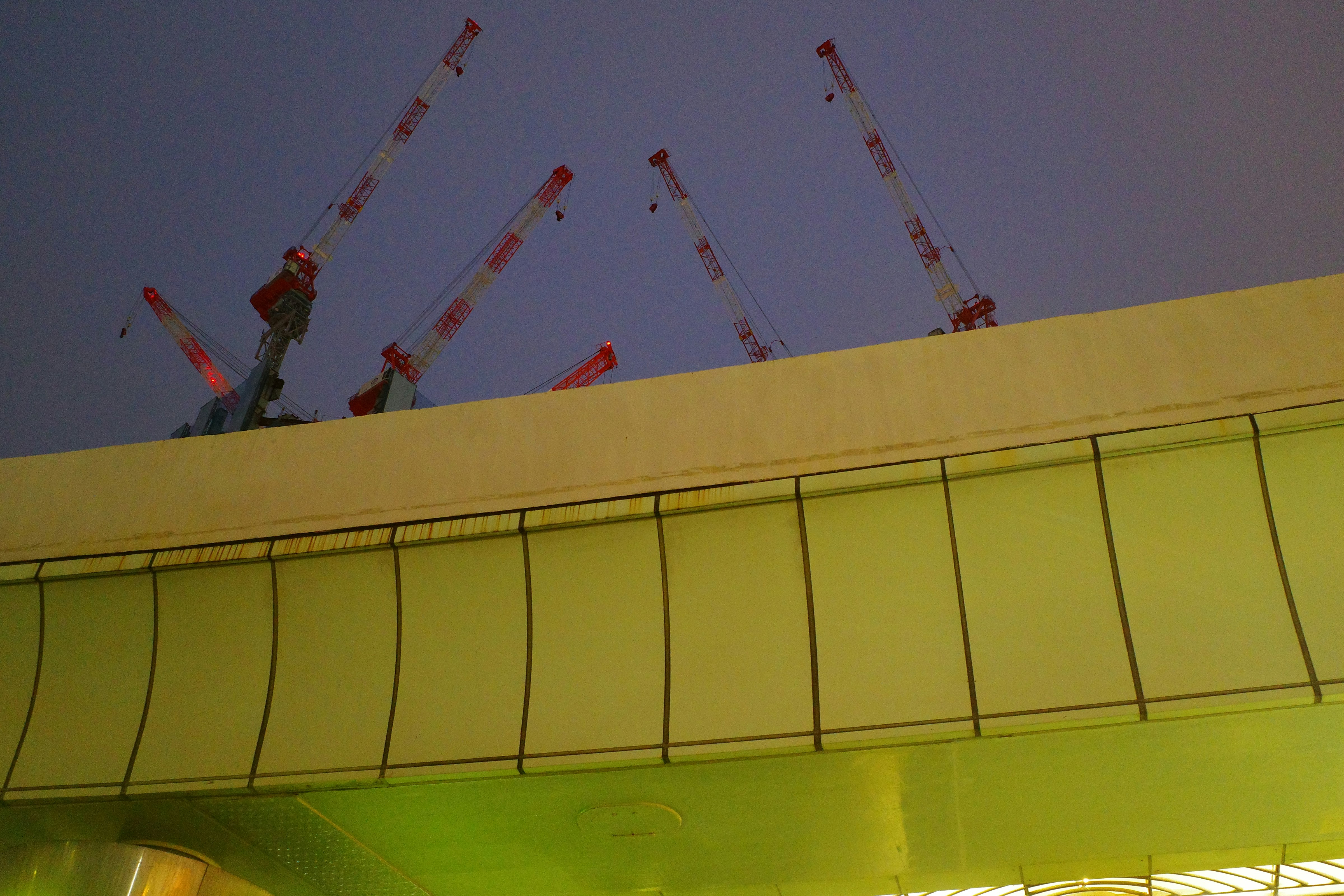 クレーンが並ぶ高架の建設現場の夜景