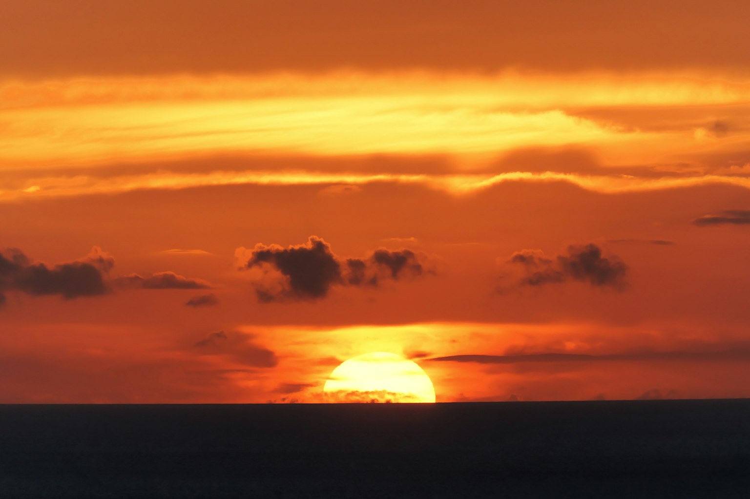 Schöner Sonnenuntergang über dem Ozean mit orange und rotem Himmel