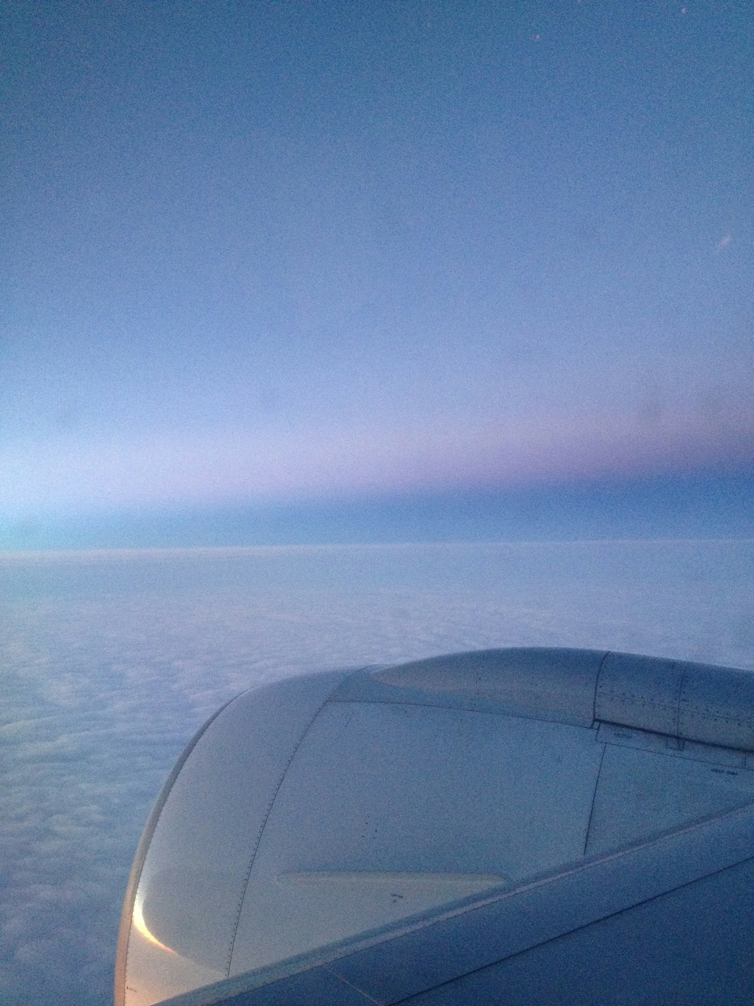 從飛機窗戶看到的雲和天空