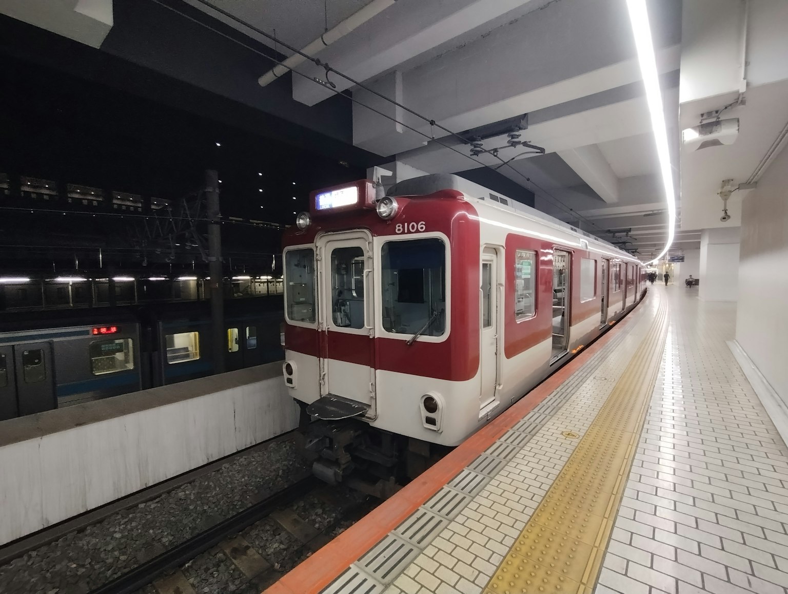 夜间停靠在车站平台的红色火车