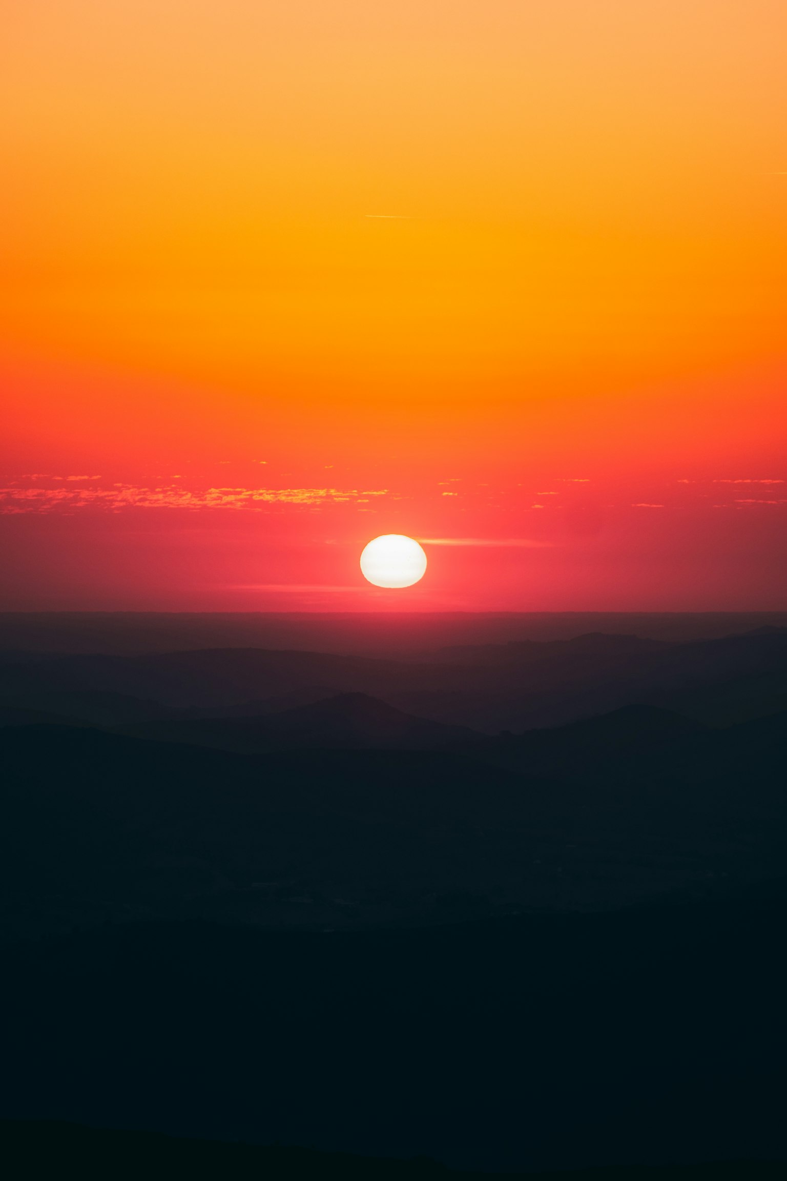 美しい夕日がオレンジとピンクの空に沈む風景