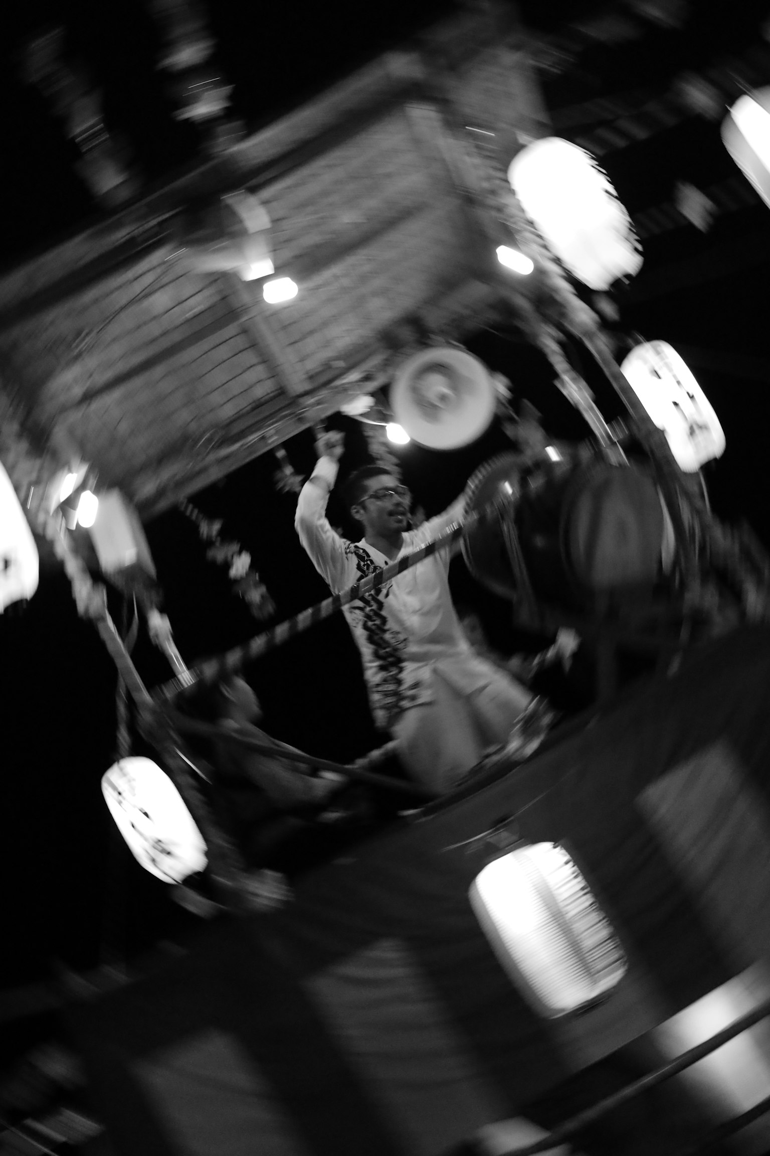Adegan festival hitam putih dengan lentera dan penari berpakaian tradisional