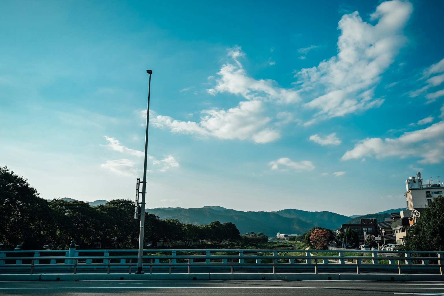 蓝天白云下的山川景色
