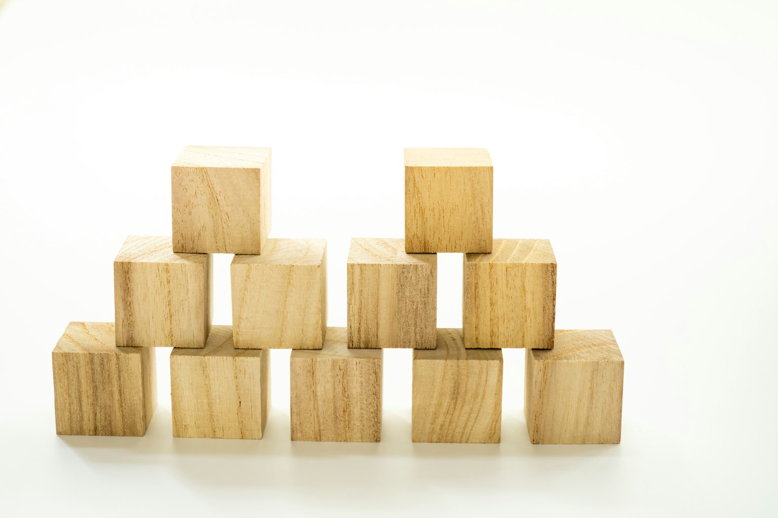 Una estructura simple de bloques de madera apilados