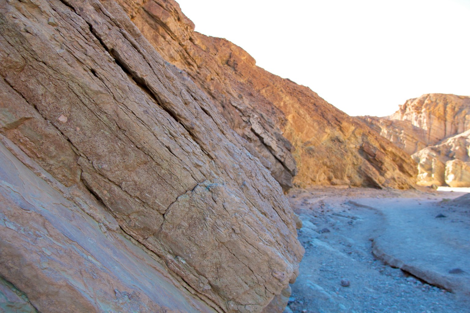 Trockene Canyonlandschaft mit geschichteten Felsformationen