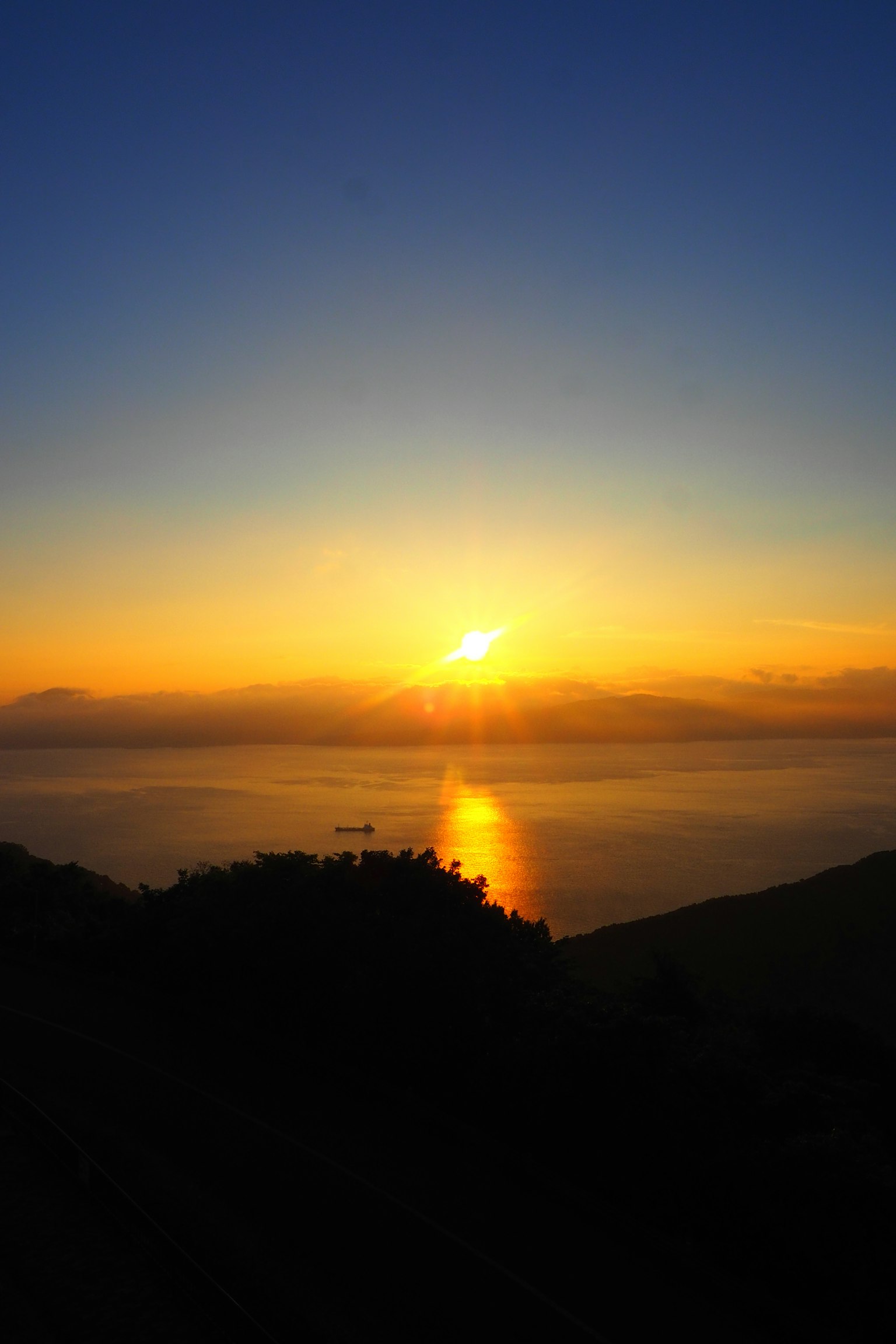 Bellissimo tramonto che si riflette sull'oceano