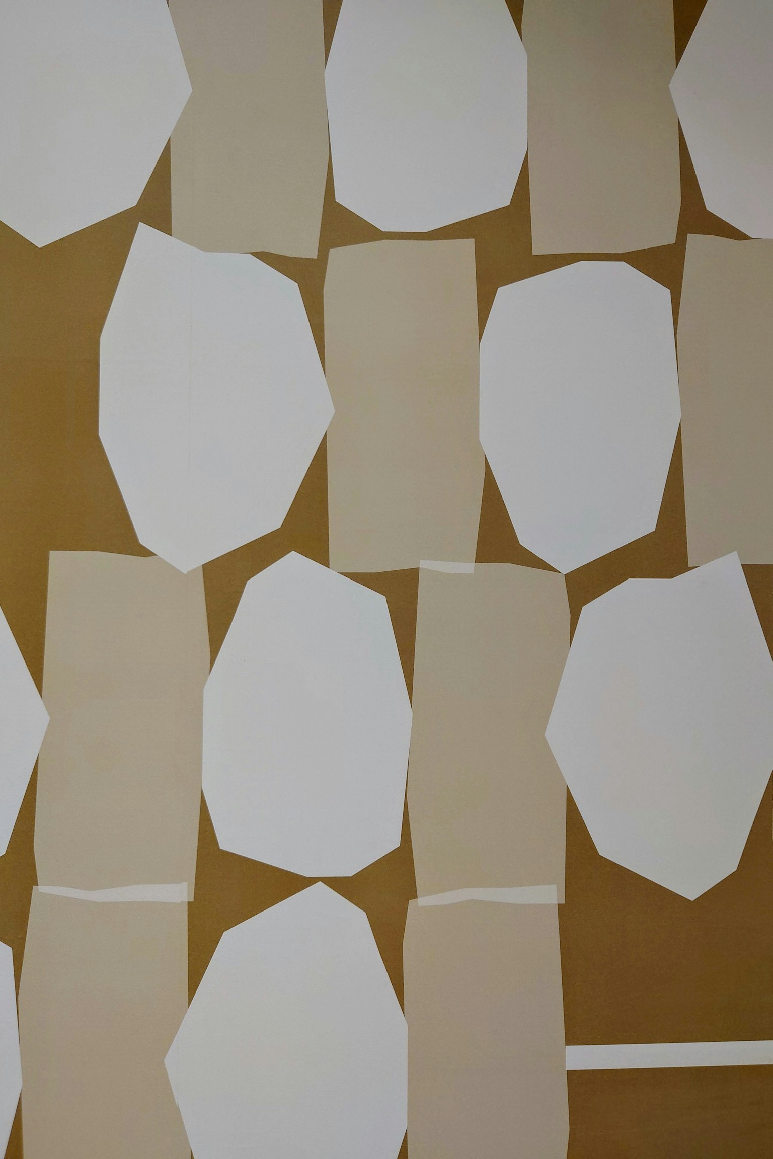 Une œuvre d'art présentant des formes blanches et beiges irrégulières disposées alternativement