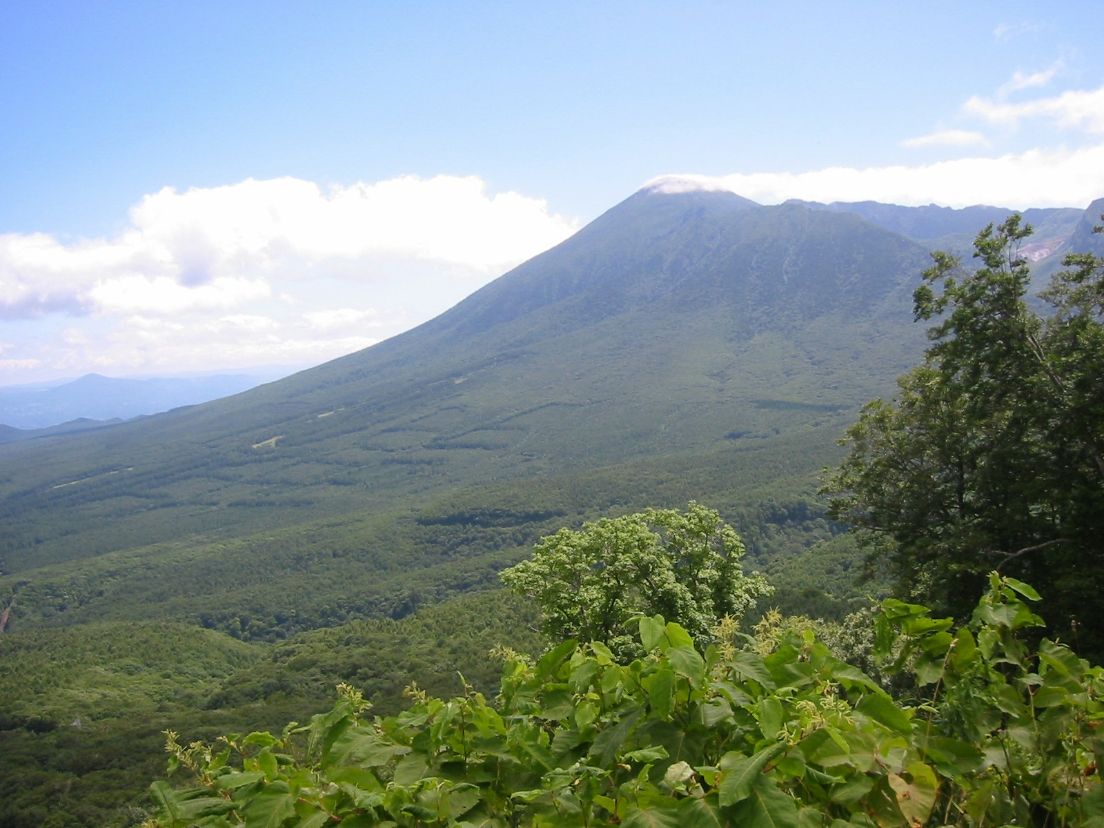 pemandangan hamparan punggungan gunung hijau dan lembah luas