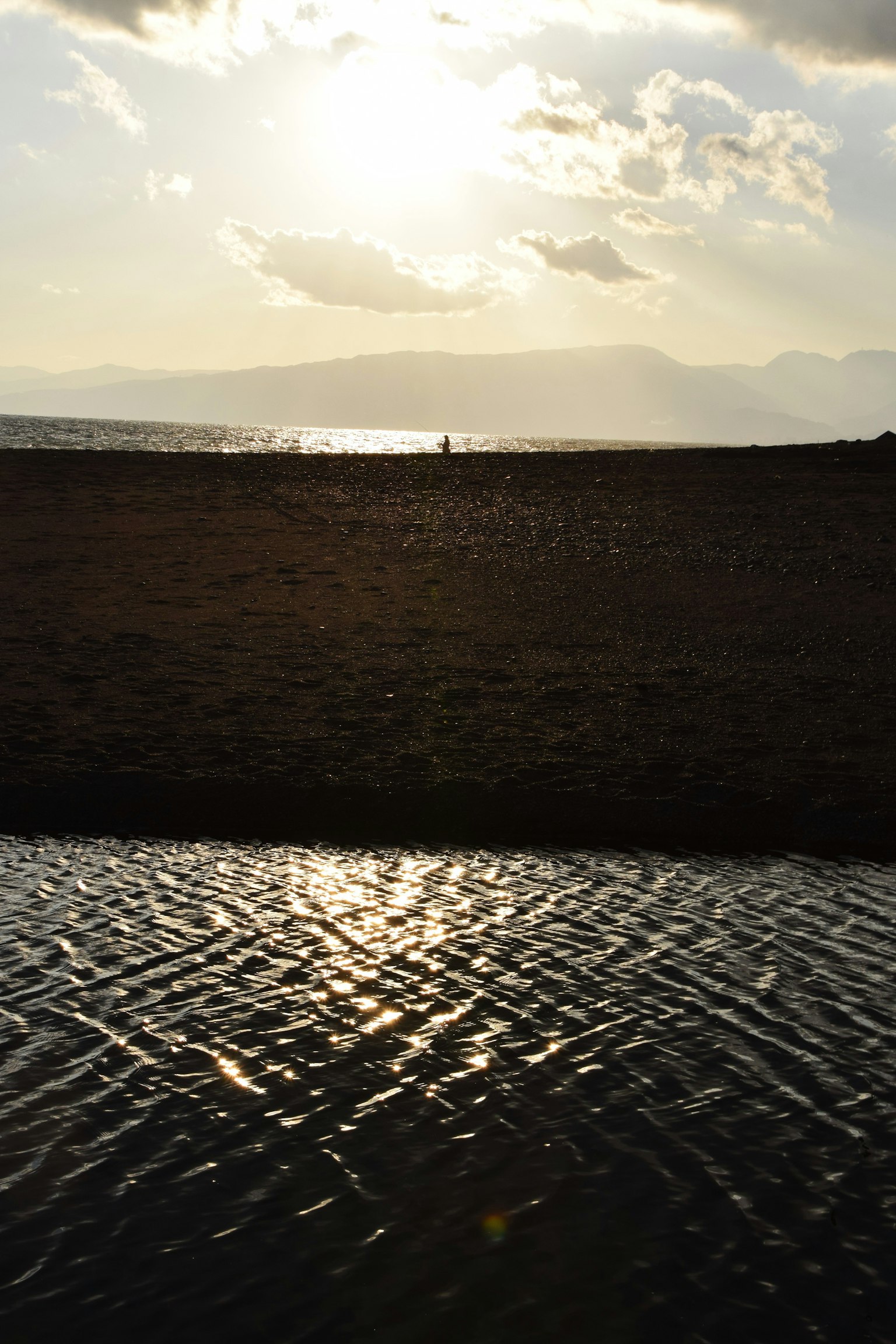 Silueta de la playa al atardecer Reflejo en el agua Vista escénica
