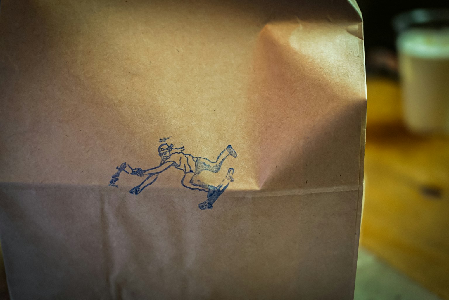 Illustrazione di un cavallo e un cavaliere in blu su una busta di carta marrone