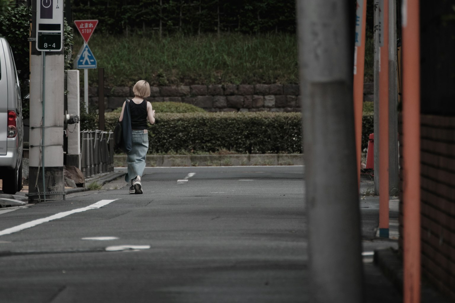 Mujer rubia caminando por la calle con el paisaje circundante
