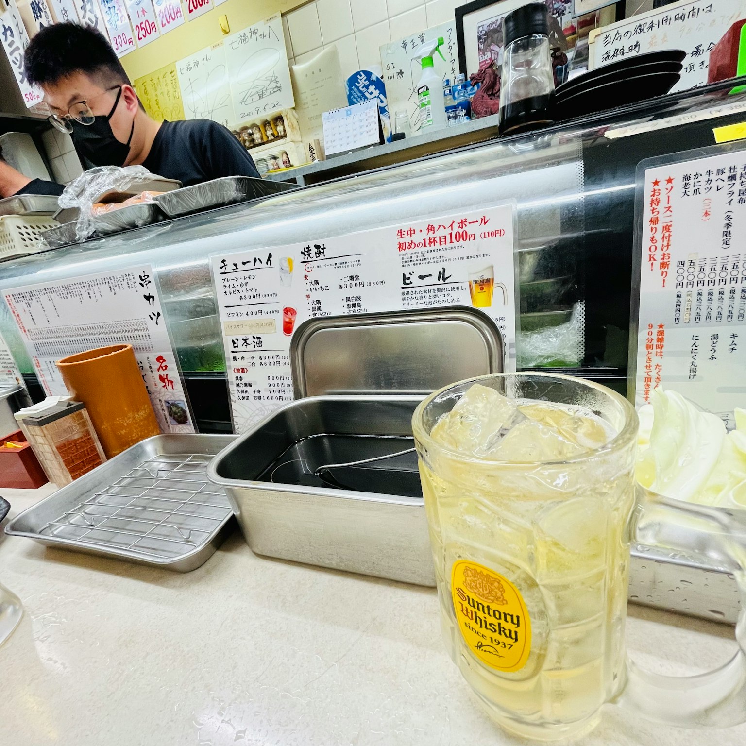 Interno di un ristorante con un bancone e personale visibile