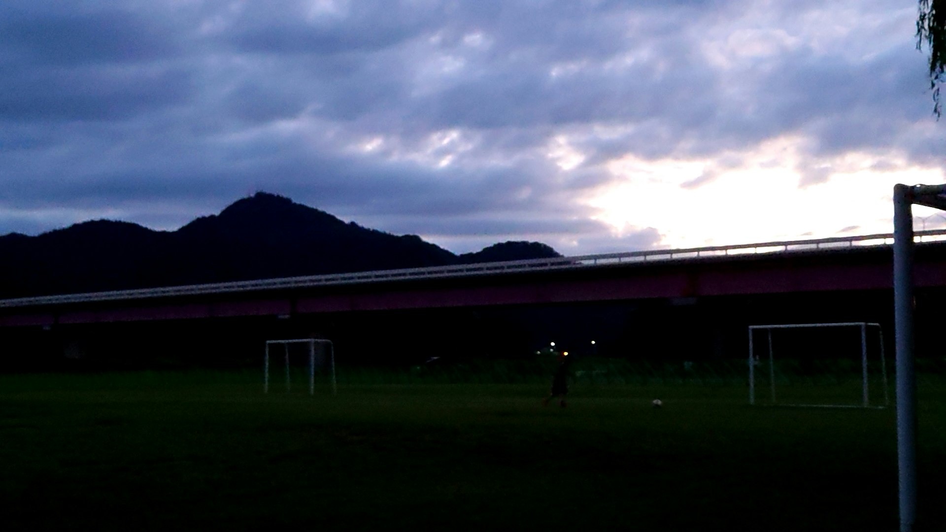練習後のわずかな光が差す夕暮れのグラウンド