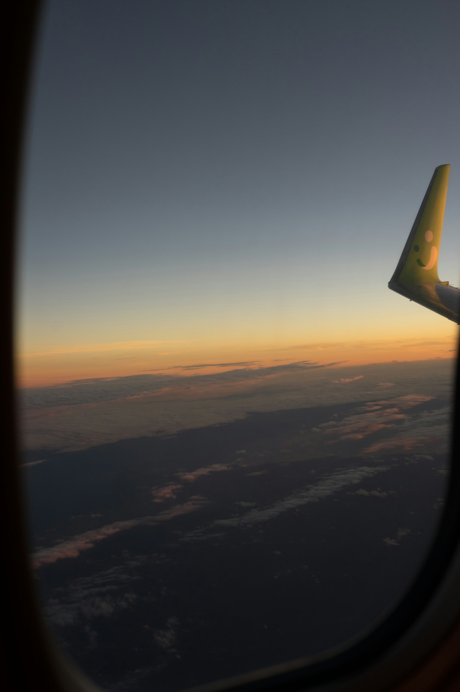 비행기 창문 밖의 일몰 하늘 풍경