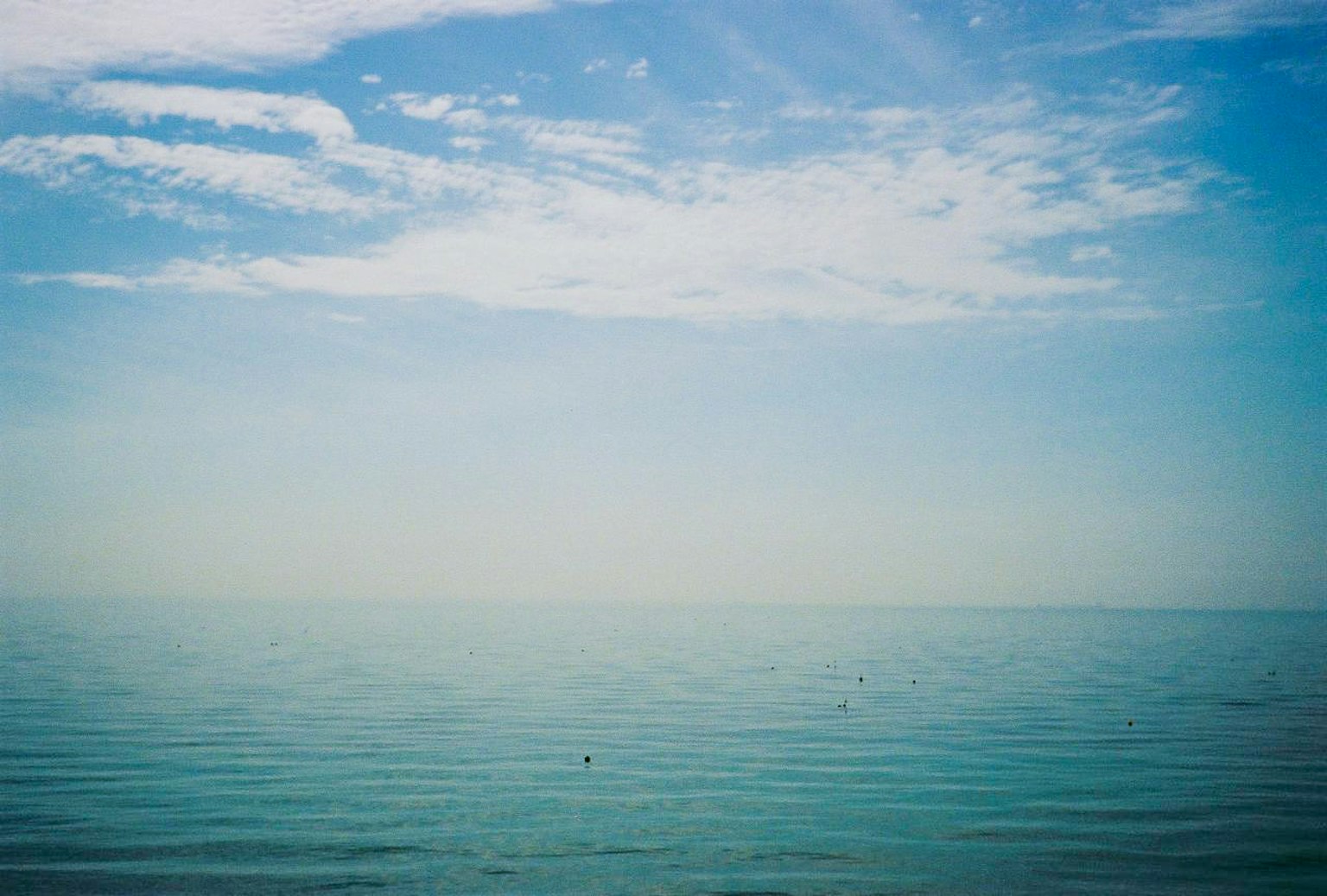 Vue sereine de la mer calme et du ciel bleu
