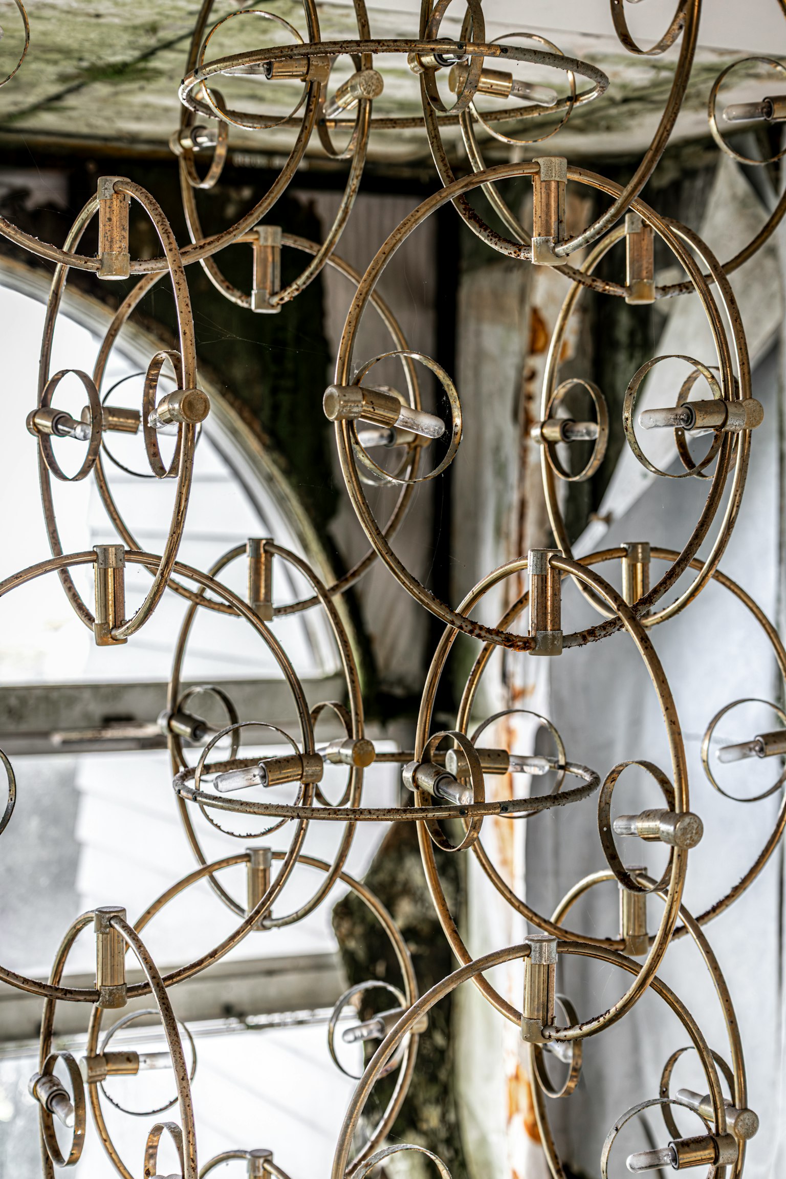 金属製のシャンデリアのフレームが重なり合うデザインの画像