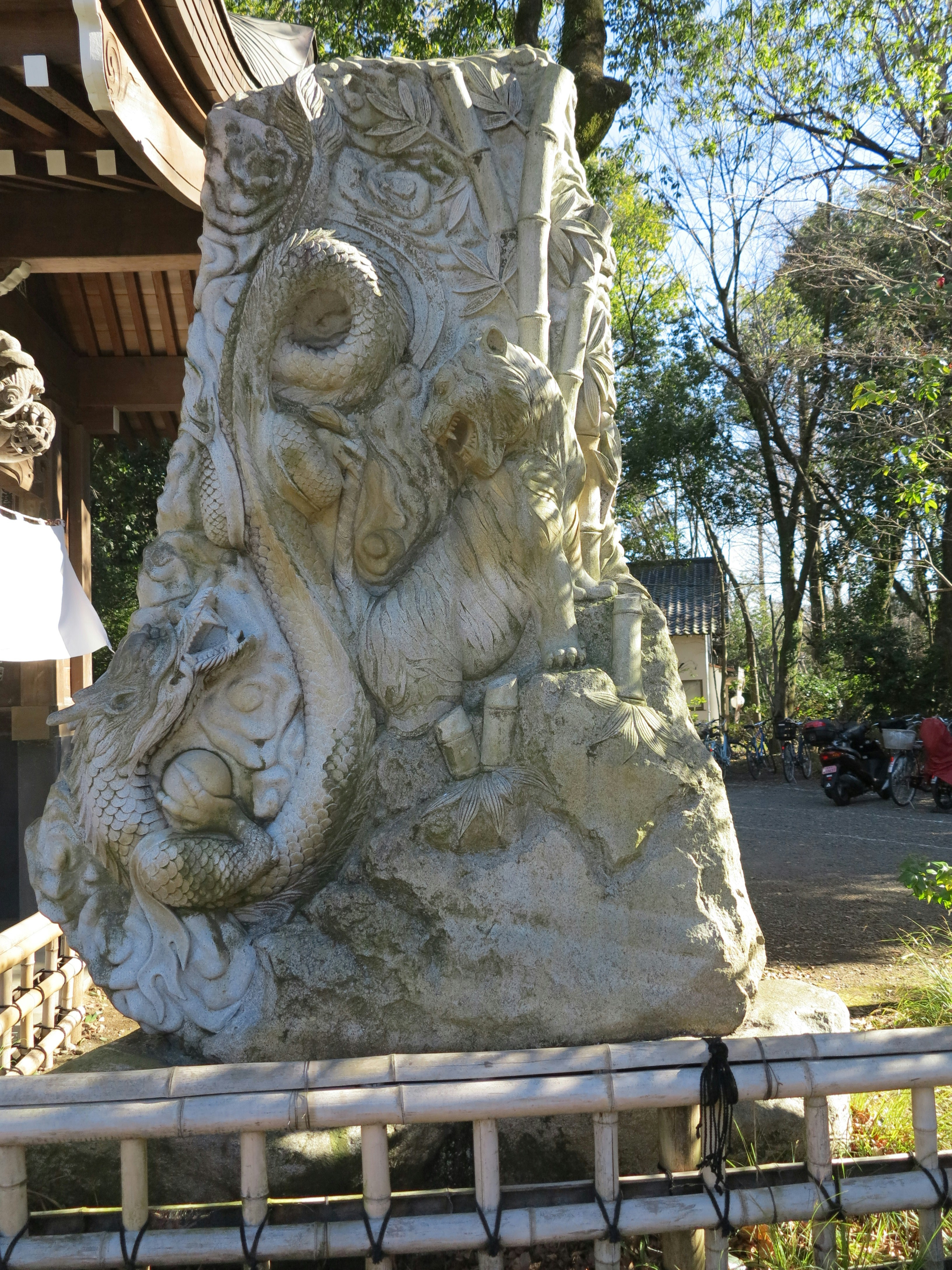 寺廟步道旁的石獅雕像